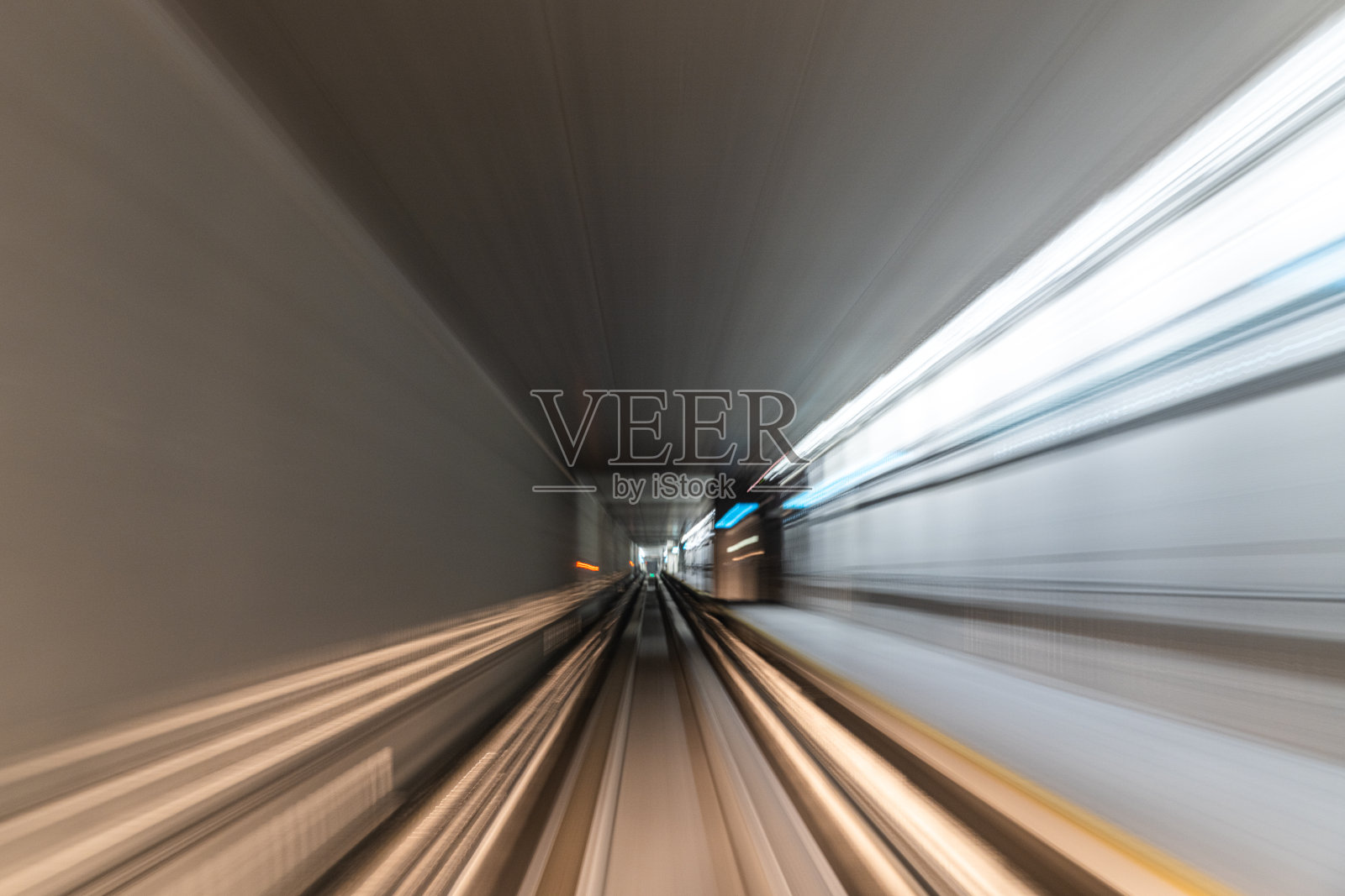 列车在隧道中模糊运动照片摄影图片