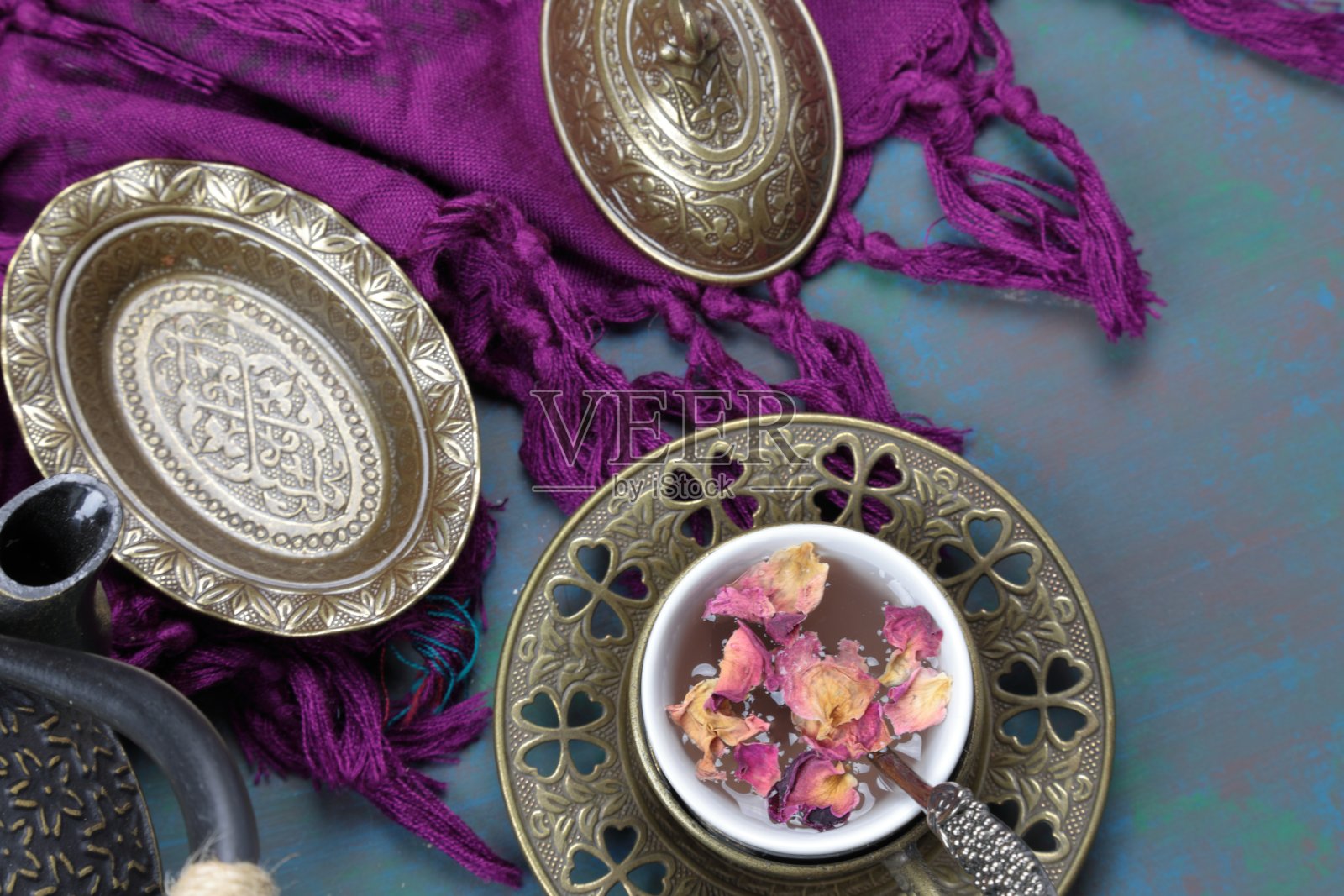 俯瞰一杯玫瑰茶与玫瑰花瓣照片摄影图片