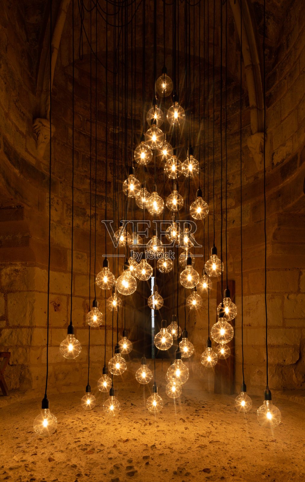 电线悬挂的灯泡组成圣诞树照片摄影图片