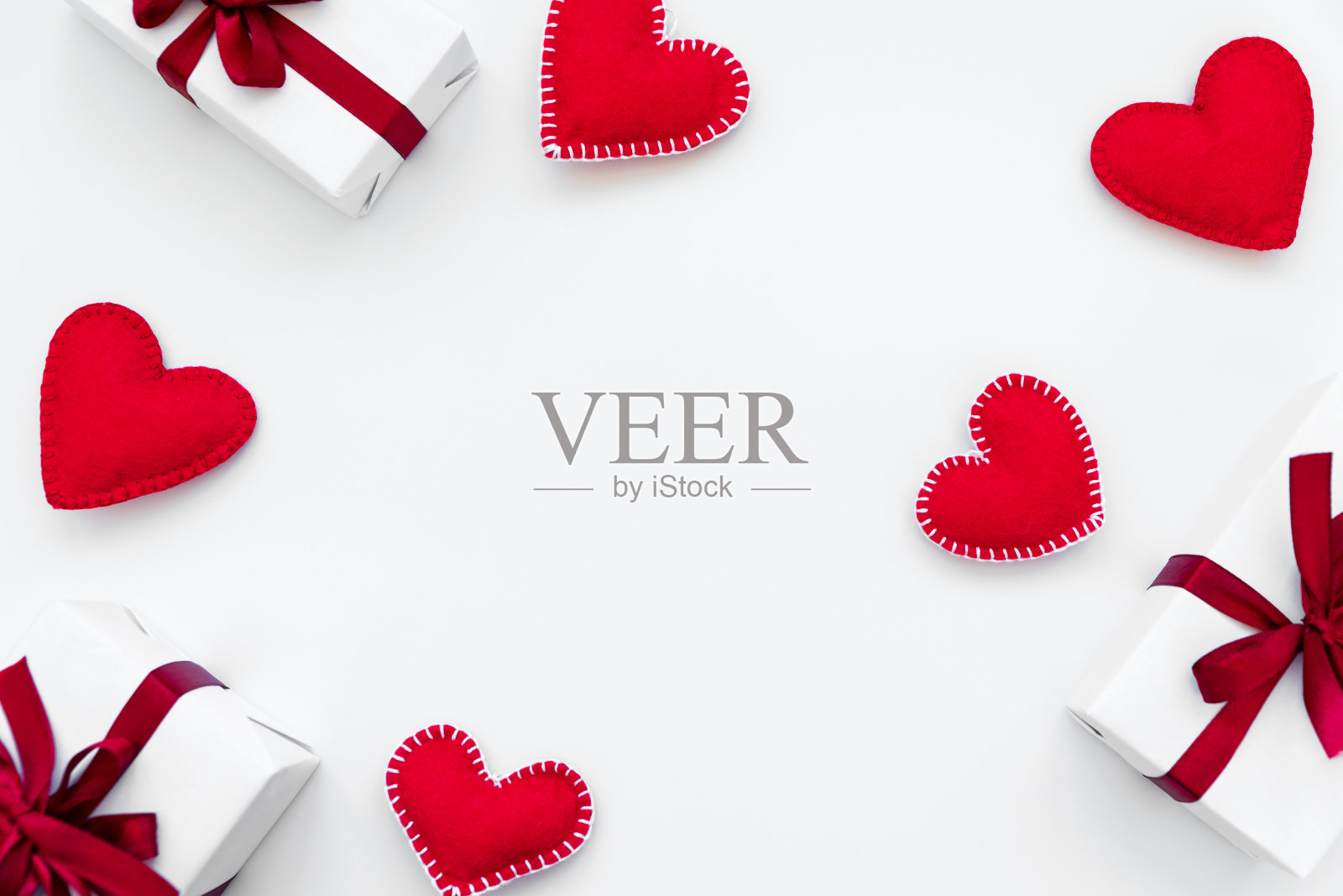 由礼品盒包装的红丝带和白色背景上的心。情人节或女人的节日概念。前视图。照片摄影图片