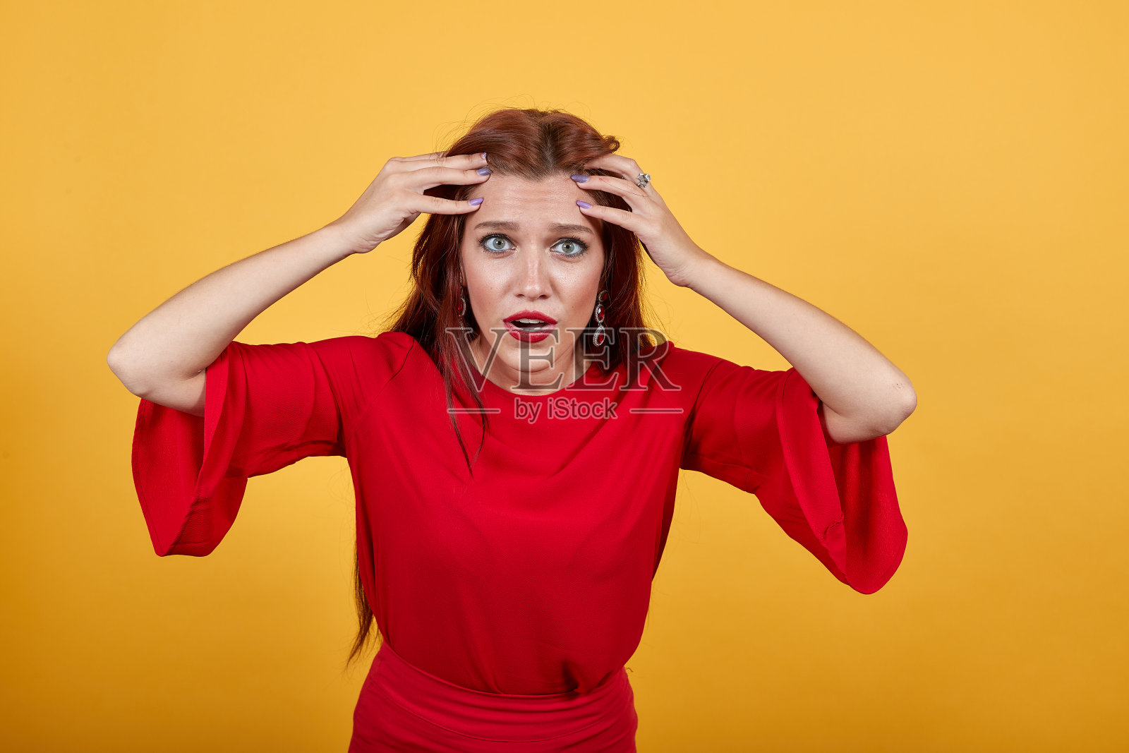 可爱的女人握着她的手，显得很尴尬。照片摄影图片