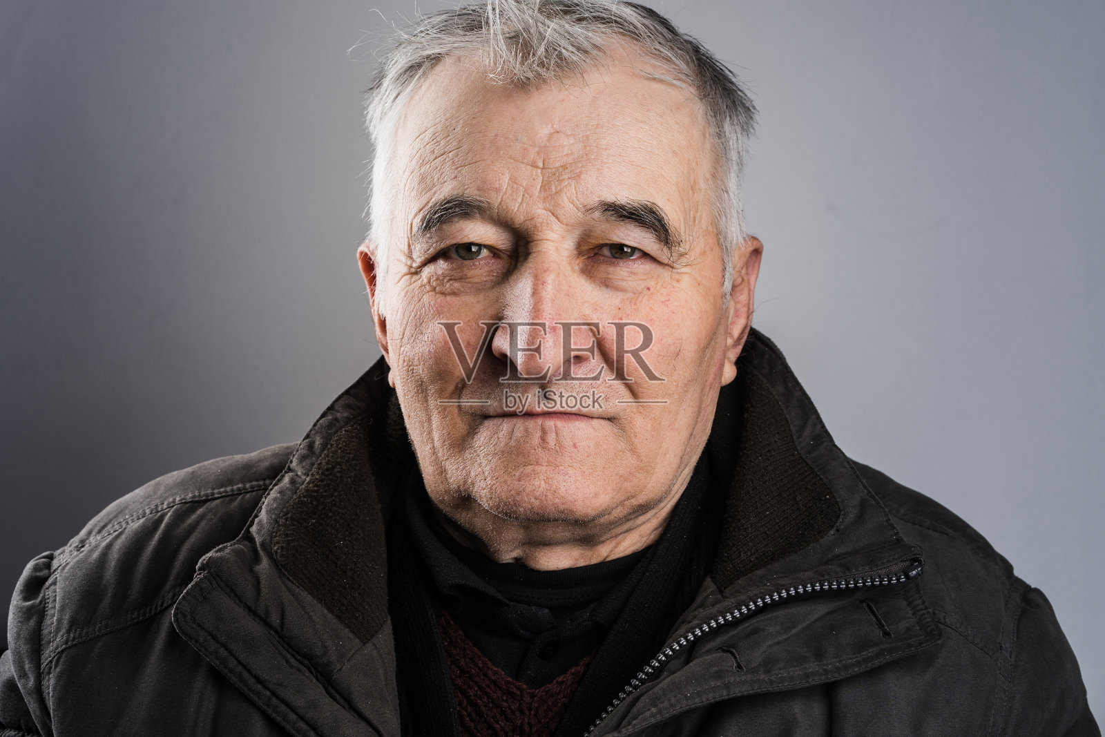 年长的男子肖像在工作室80岁的白人男子与灰色的白发照片摄影图片