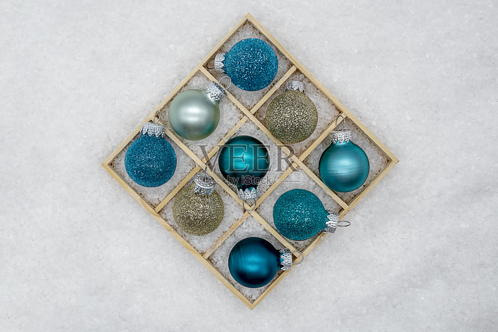 木盒子里的蓝色和金色圣诞球照片摄影图片