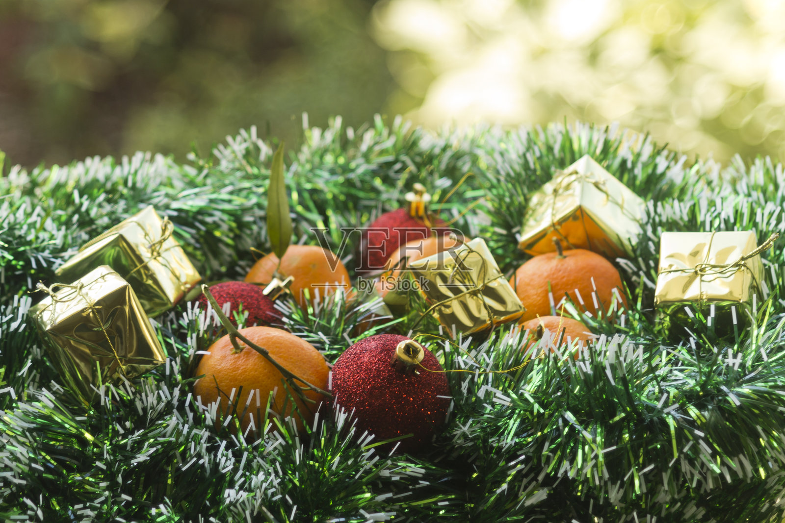 圣诞舞会，礼物盒和金箔上的橘子照片摄影图片