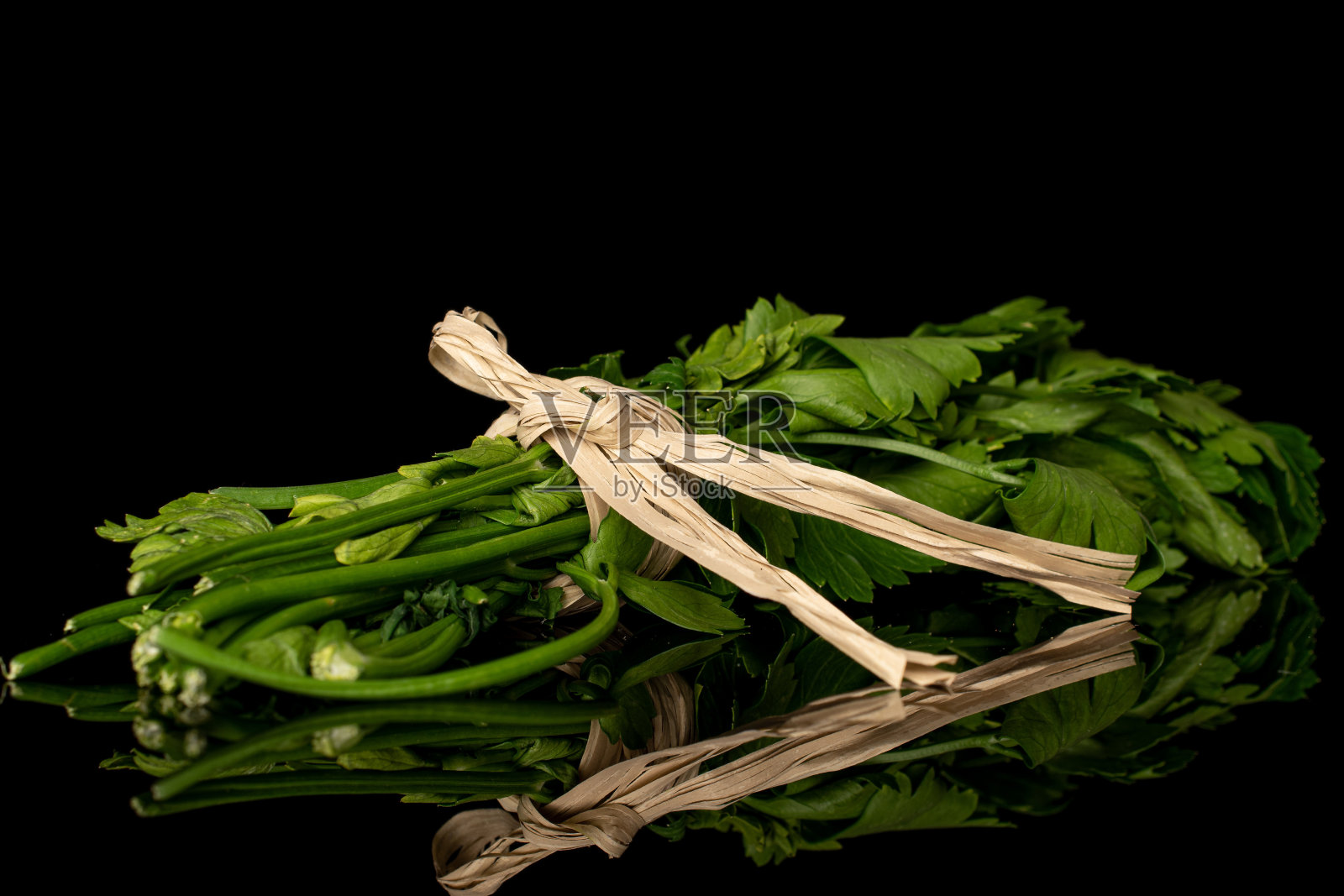 平叶欧芹孤立在黑色玻璃上照片摄影图片