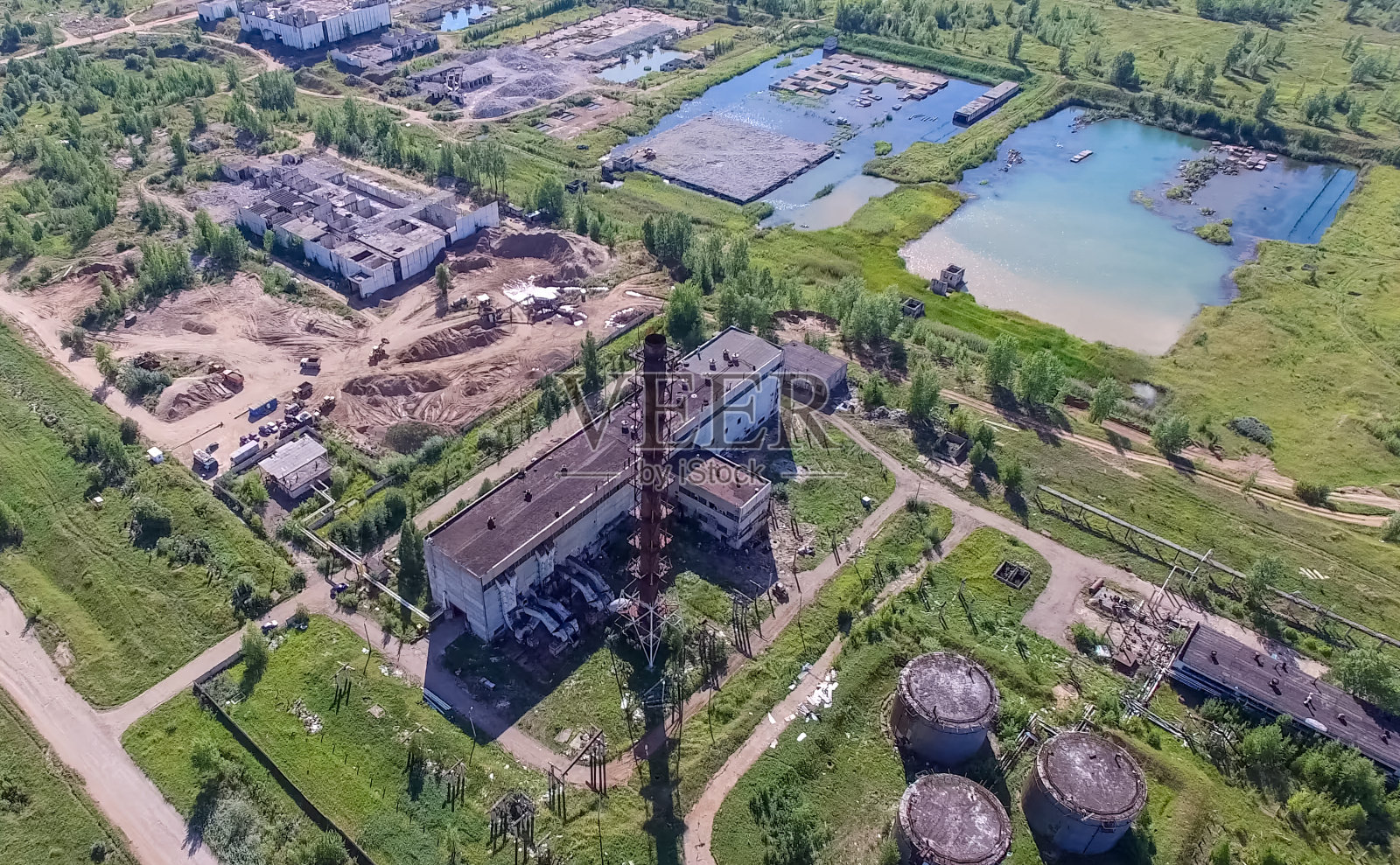 一座废弃的火电厂的建设和基础设施。从以上观点。照片摄影图片