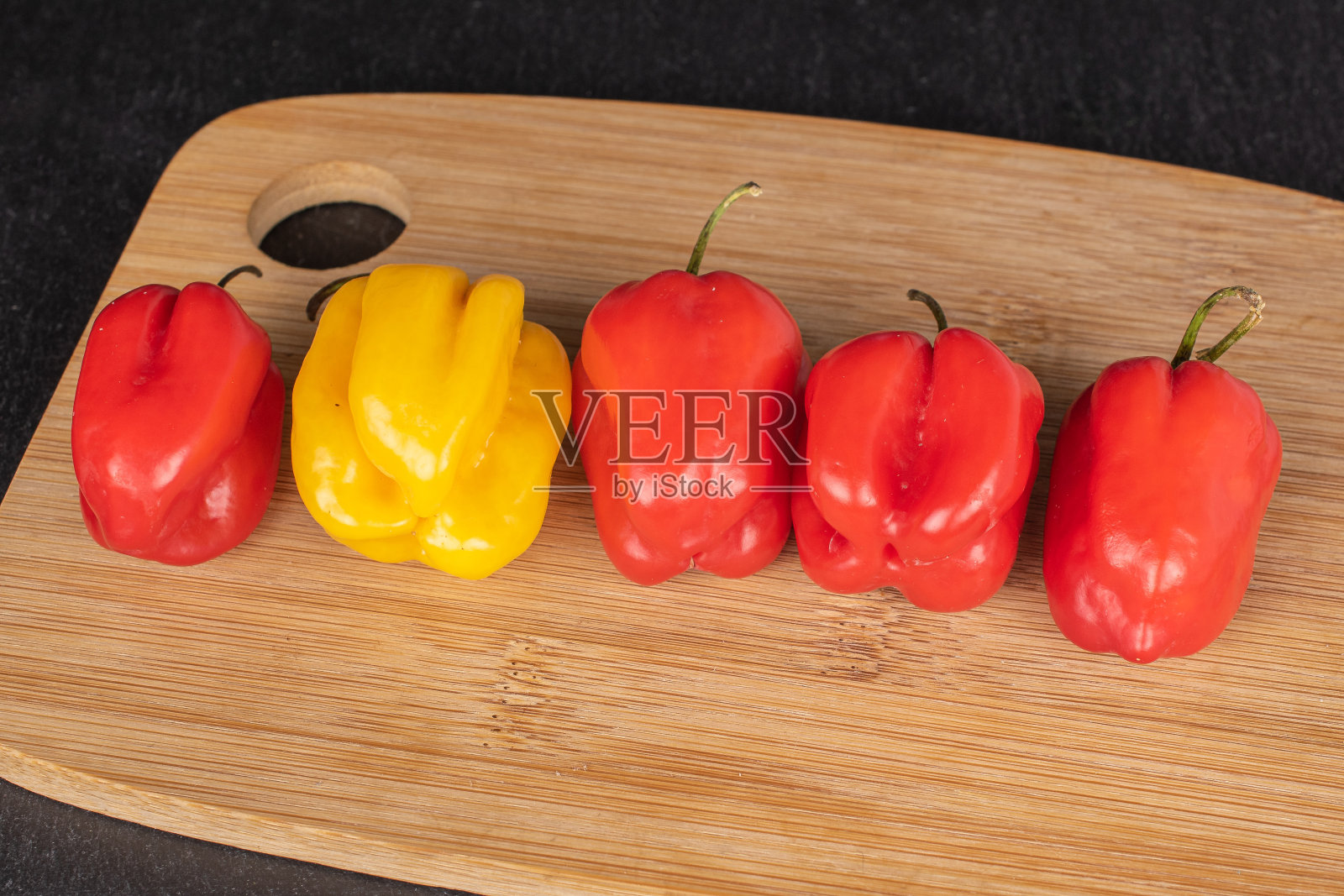 灰色石头上的辣椒照片摄影图片