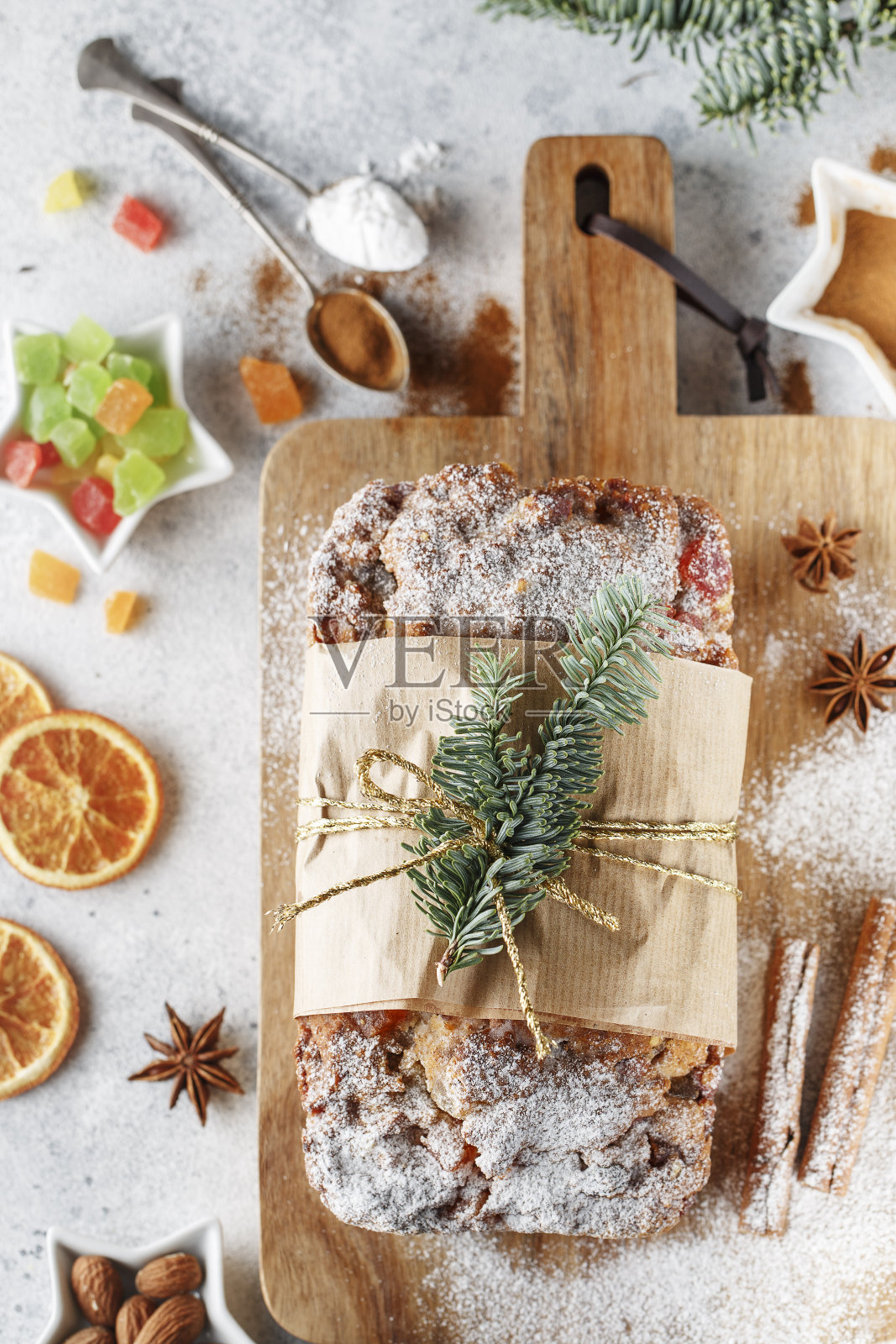 Stollen是一种水果面包，由坚果、香料、干果或蜜饯制成，表面涂有糖粉。这是传统的德国面包在圣诞节期间吃。新年准备，节日烘焙照片摄影图片