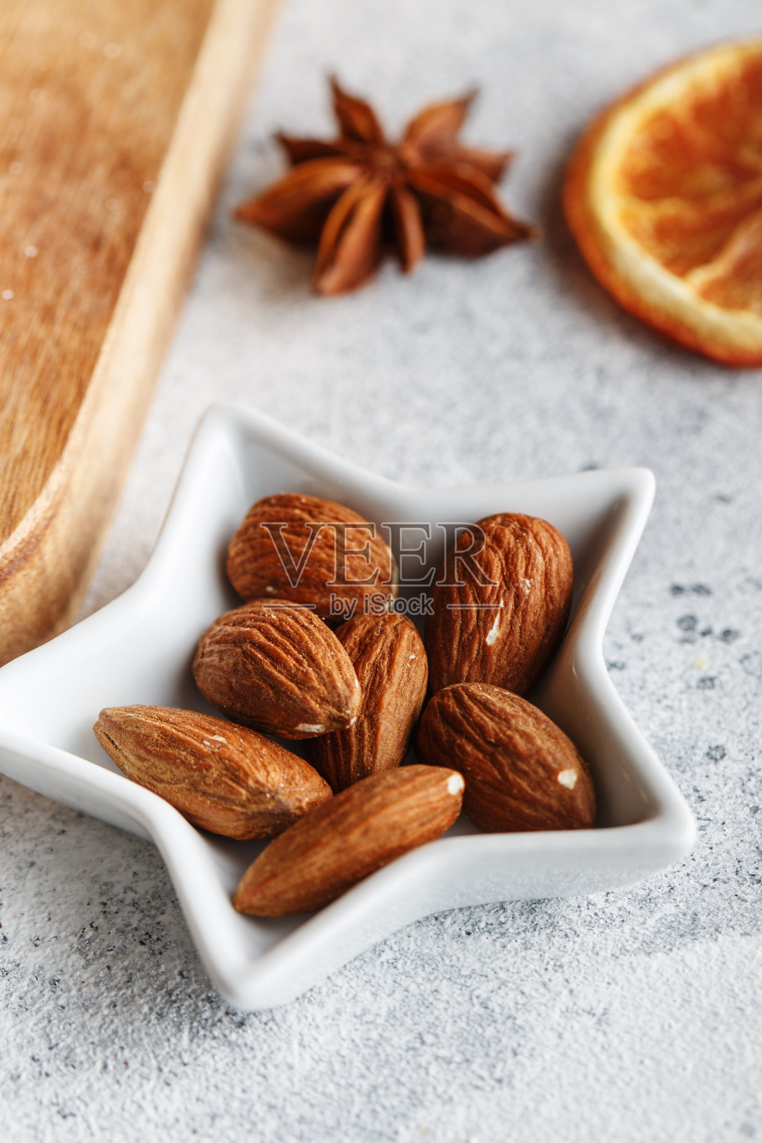 圣诞烘焙的配料和装饰-水果和蛋糕照片摄影图片