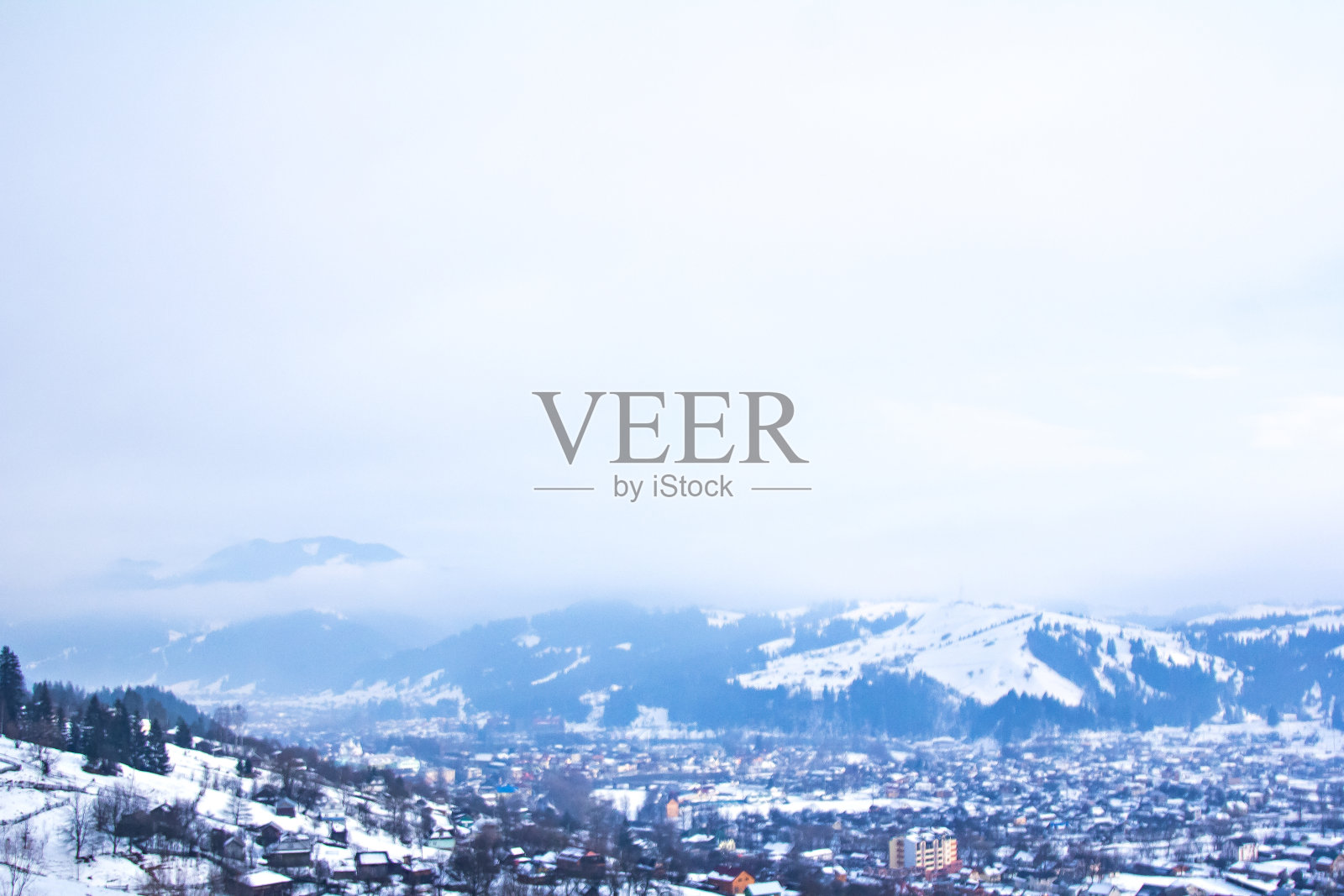 冬天的山地景观。山在雪中。山上的第一场雪。照片摄影图片