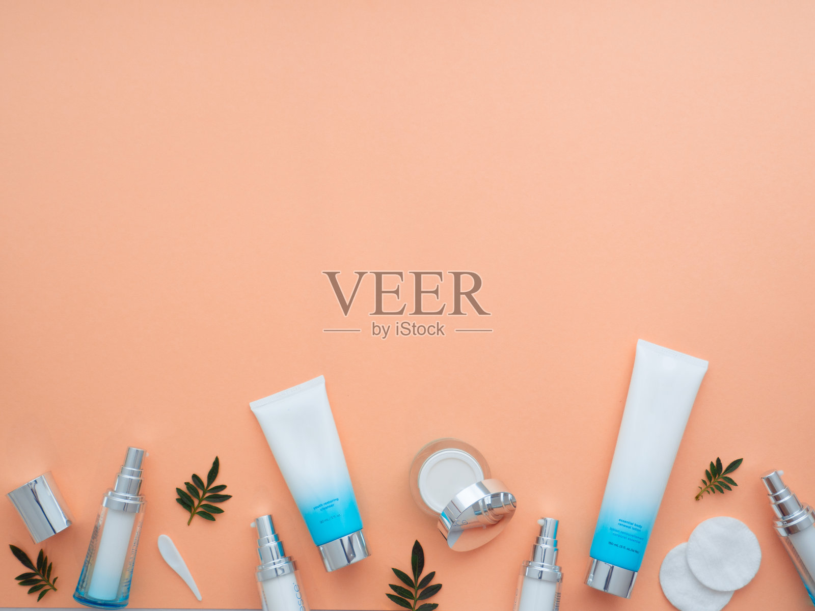 绿叶，沐浴露和温泉石孤立在紫色的背景照片摄影图片