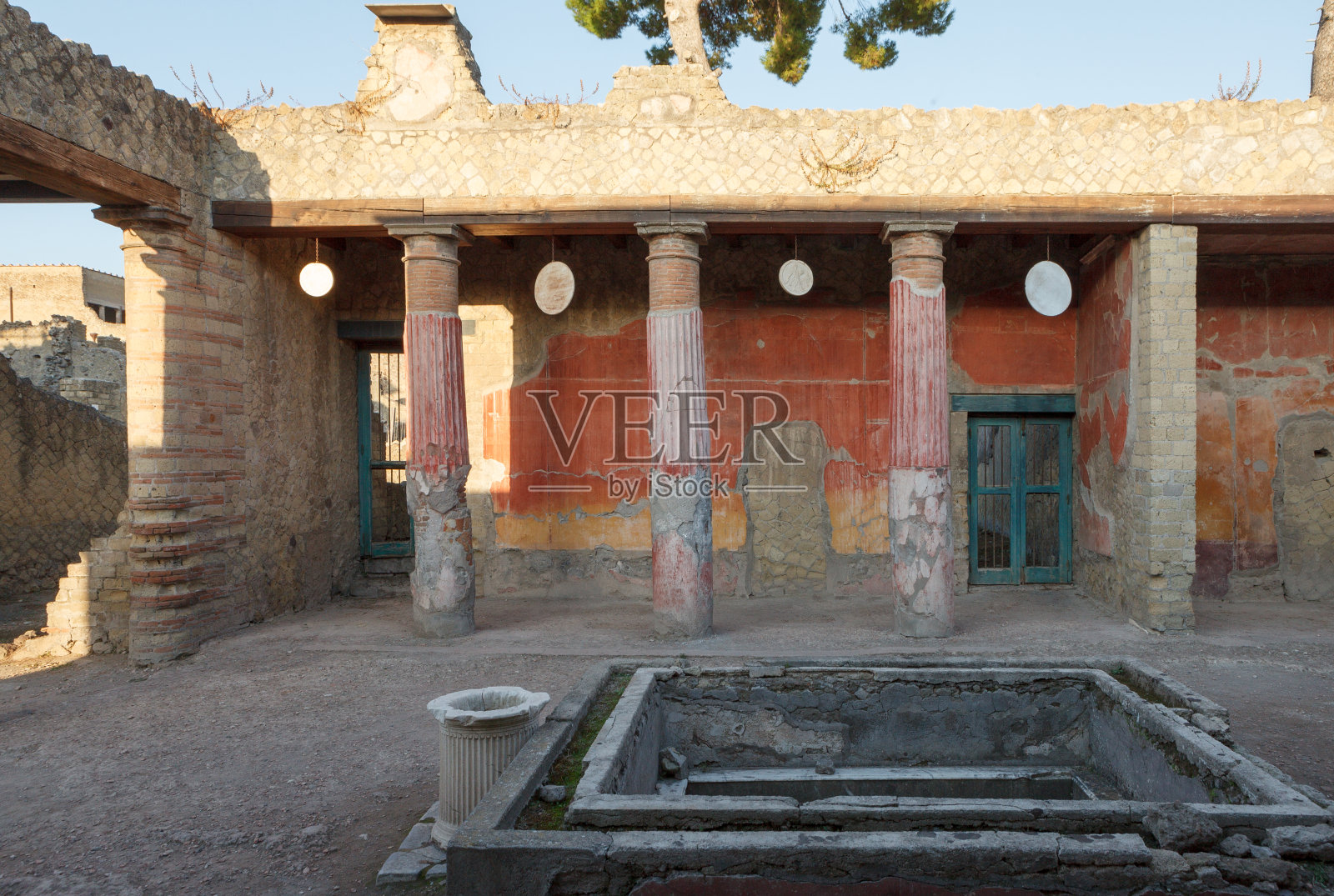 古埃尔科拉诺(赫库兰尼姆)城市废墟中的特勒弗斯浮雕屋。照片摄影图片