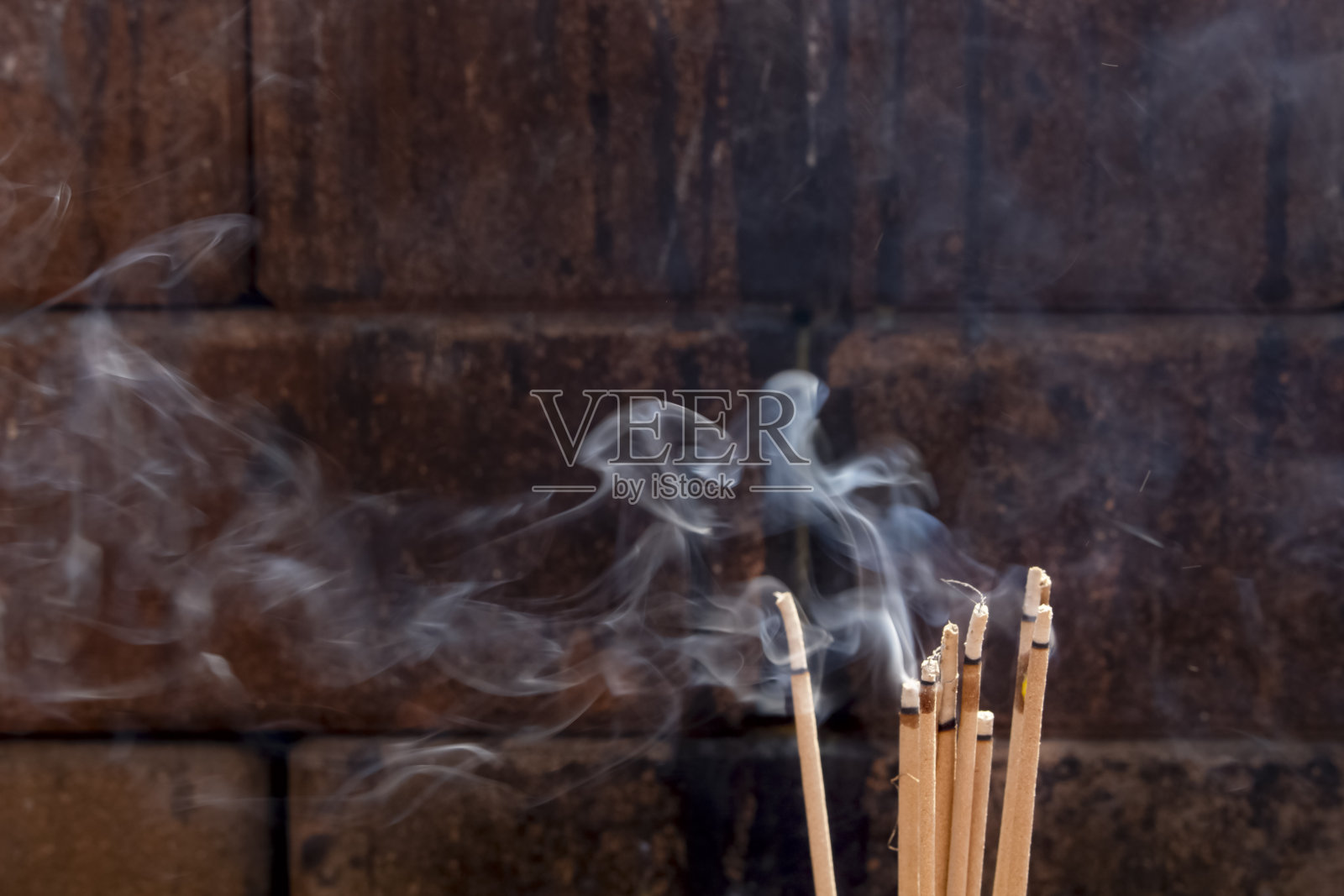 带有大量烟雾的燃烧香照片摄影图片