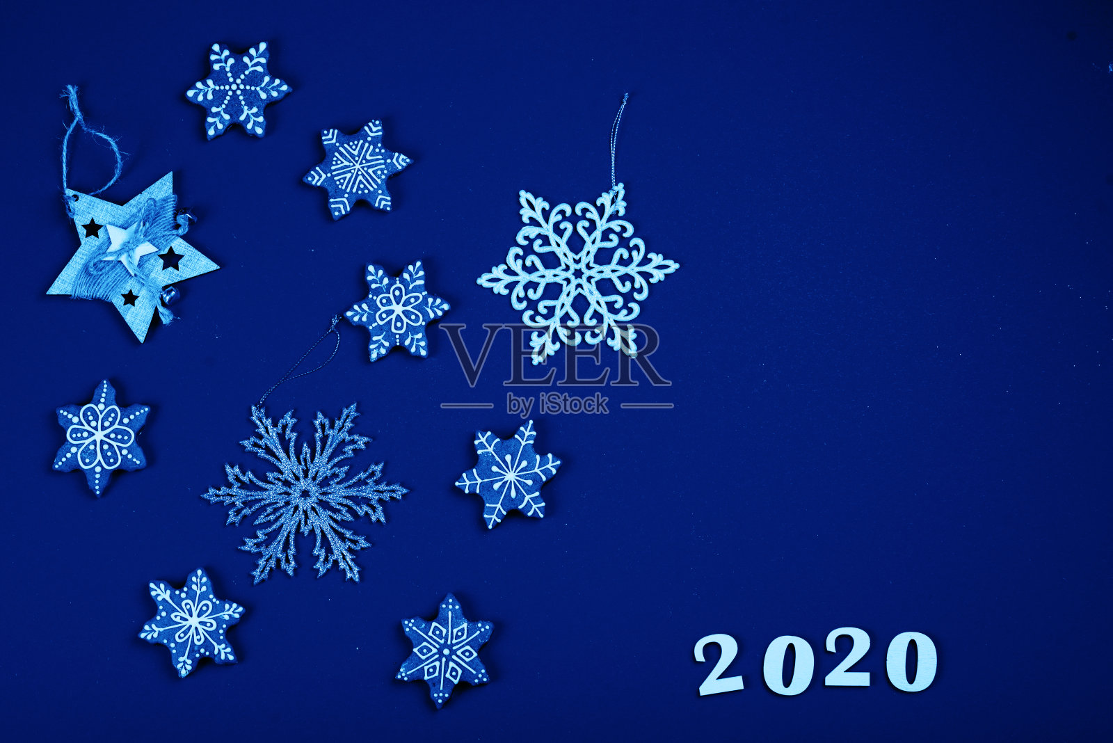 美丽的节日蓝色背景与闪光和圣诞金色玩具。假日内容与蓝色调照片摄影图片