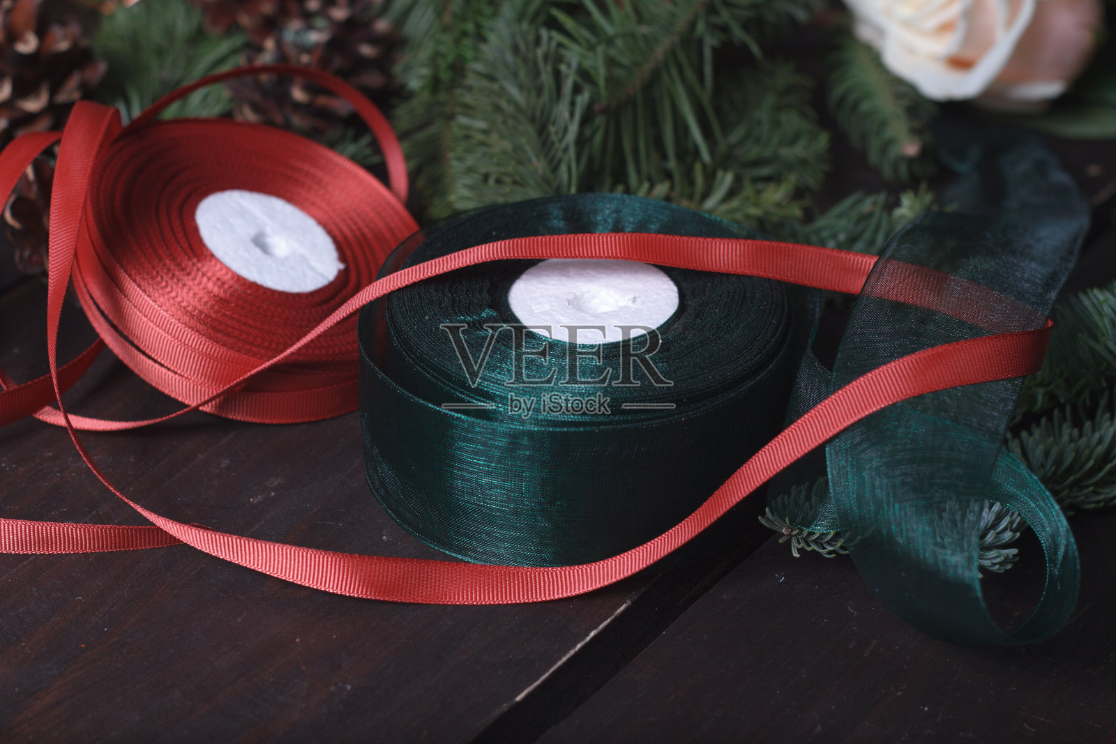 特写桌面花店制作圣诞花环，节日装饰，选择性的焦点照片摄影图片