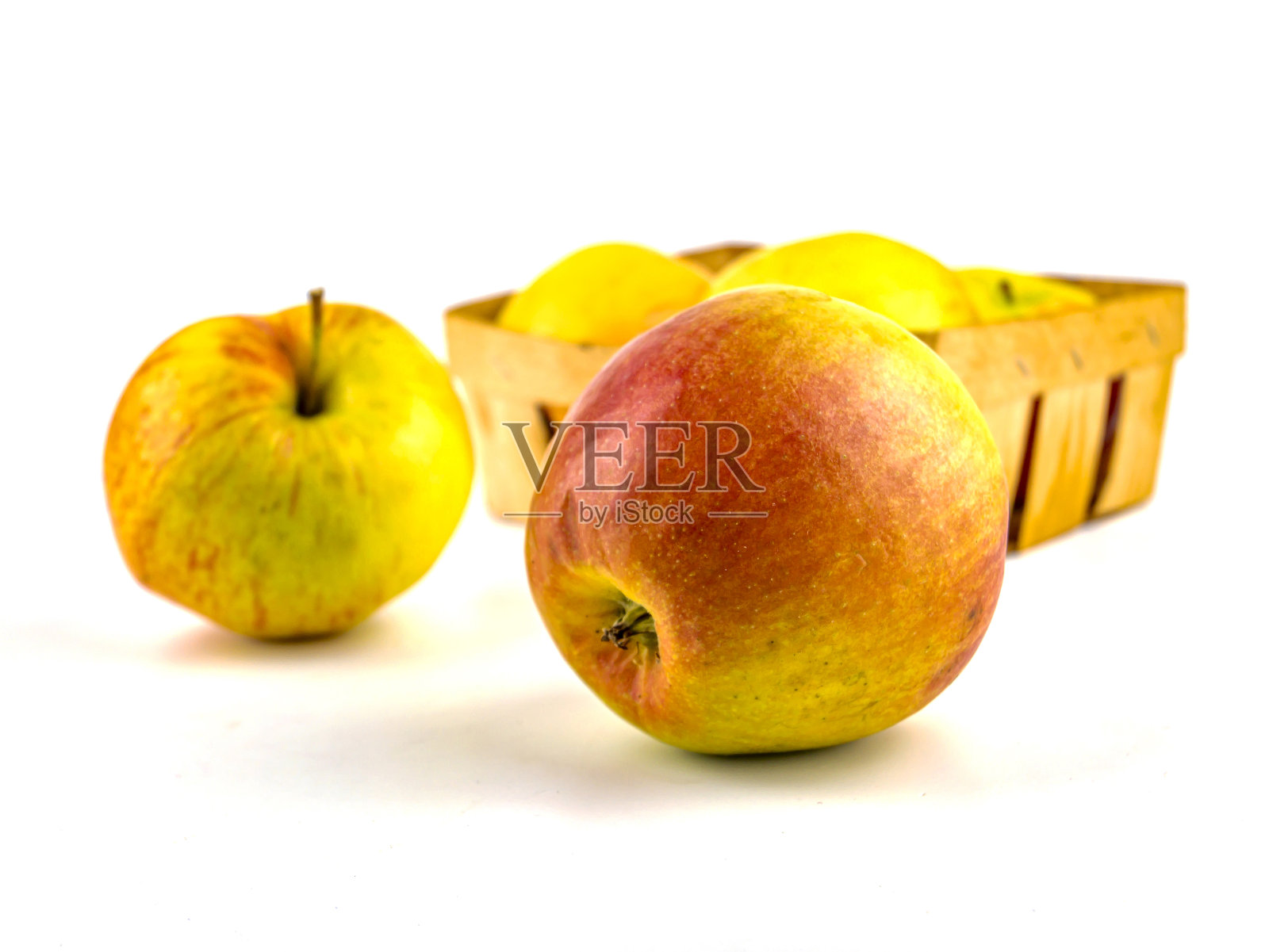 苹果在白色背景与文字的地方。照片摄影图片