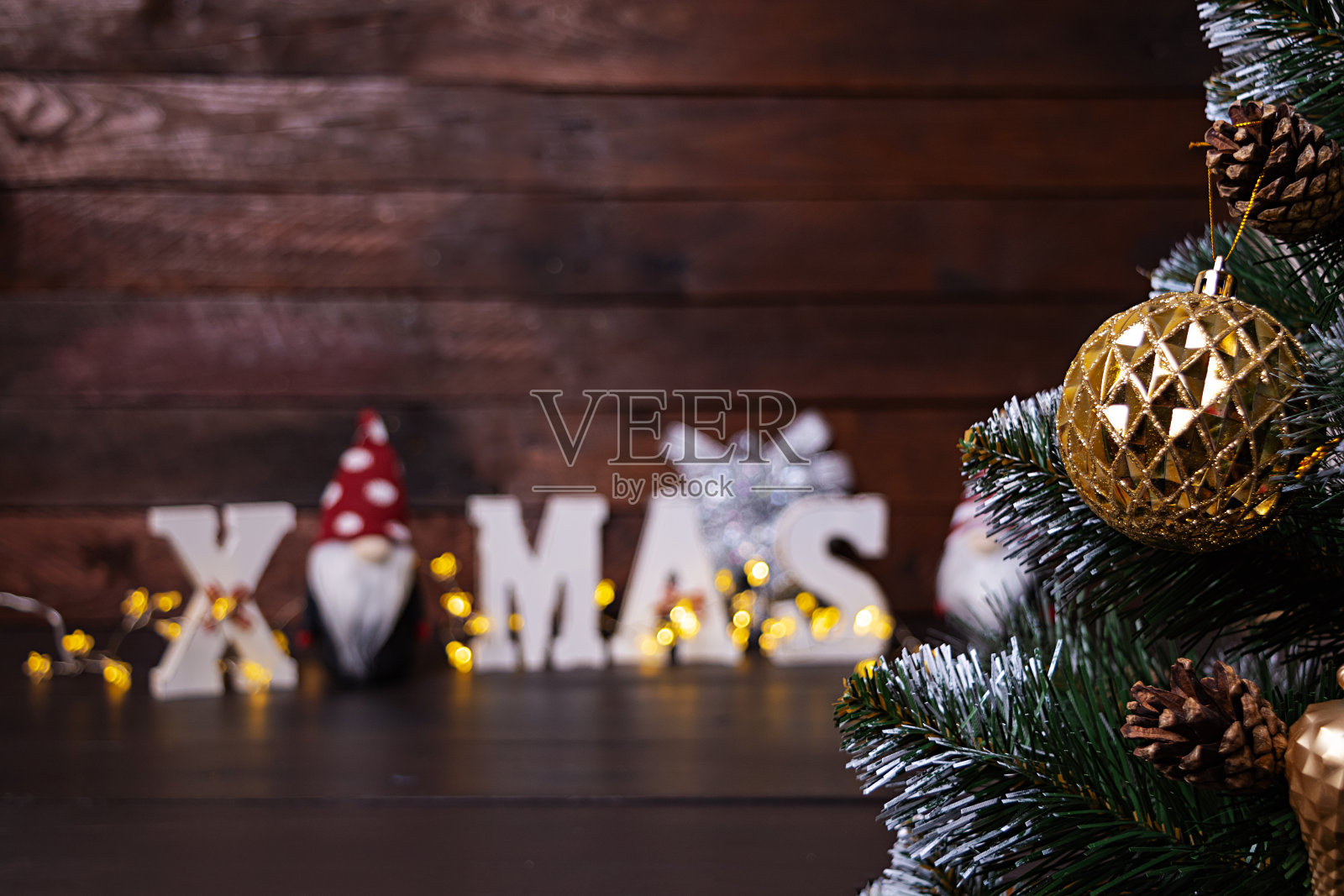 新年的背景。用圣诞玩具装饰圣诞树。照片摄影图片