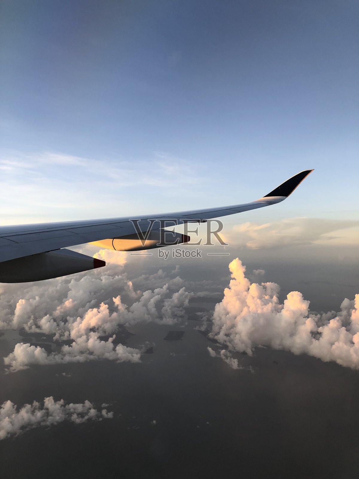 日出时戏剧性的云景照片摄影图片