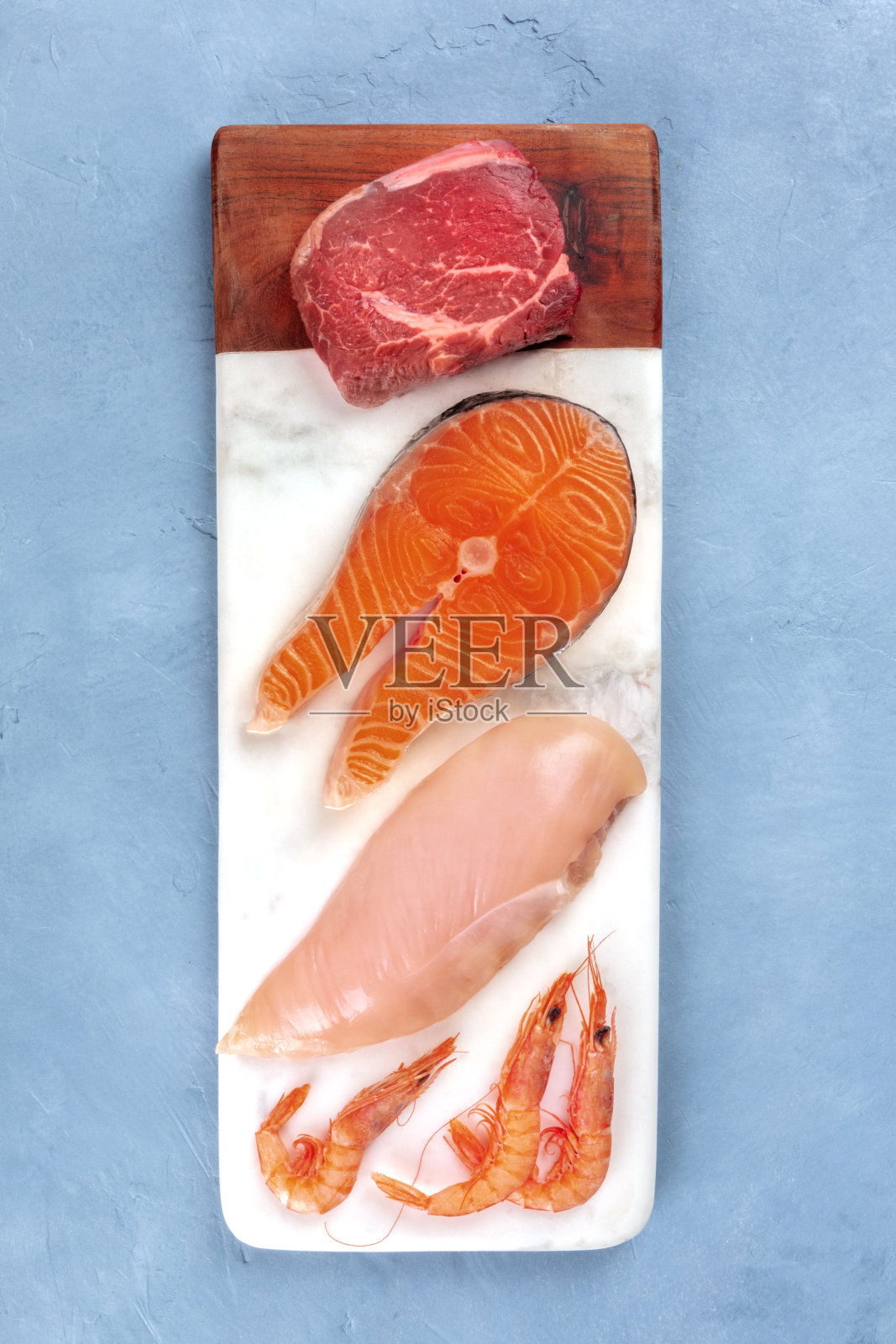 新的蛋白质。生牛肉，鲑鱼，鸡胸肉，虾，头顶拍摄照片摄影图片