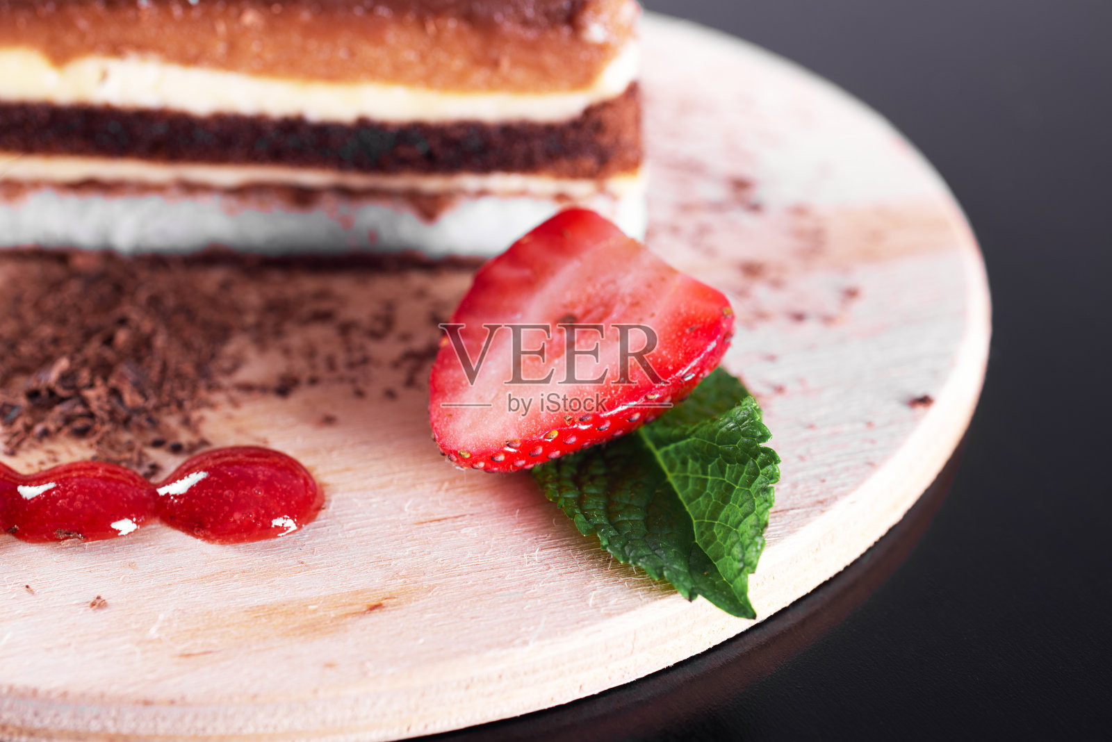 桌上有一块椰子巧克力蛋糕照片摄影图片