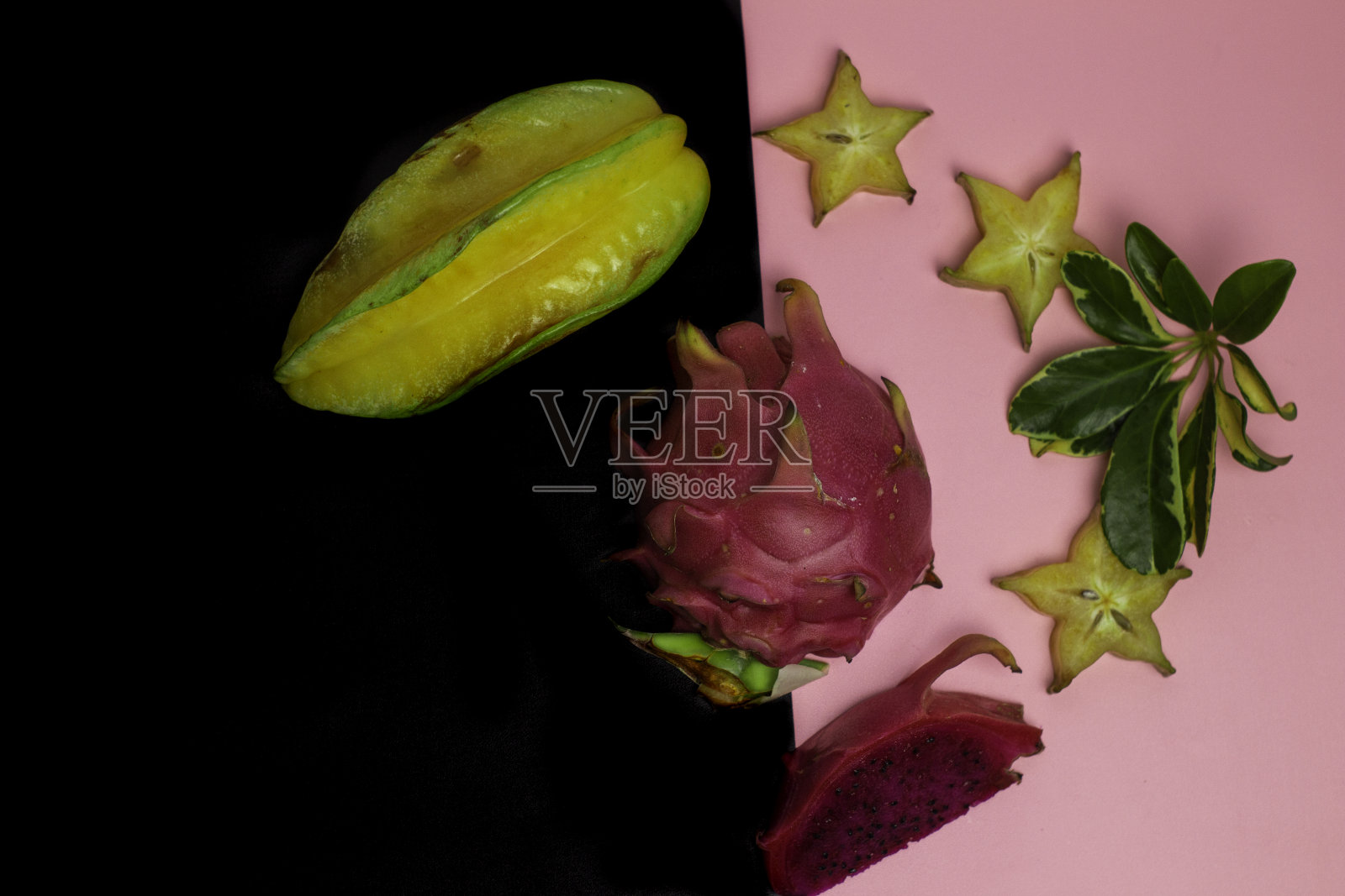 夏天被孤立在一个黑色和粉红色的背景上照片摄影图片