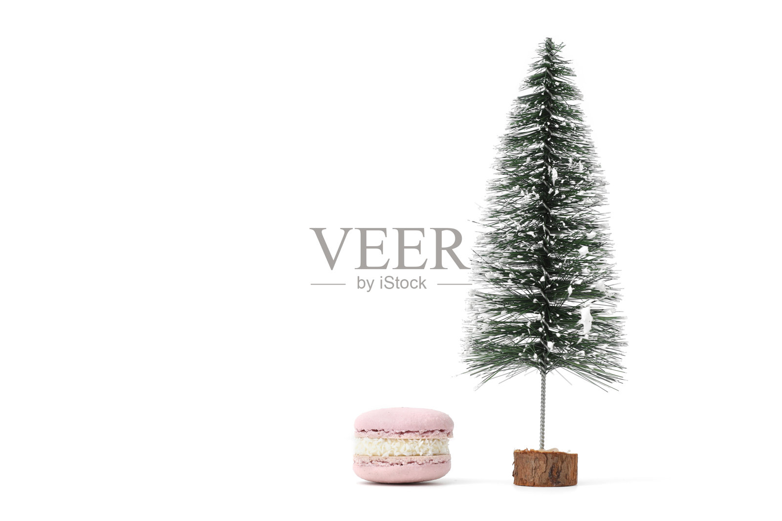 圣诞树和法国马卡龙或马卡龙甜点在白色的背景。照片摄影图片