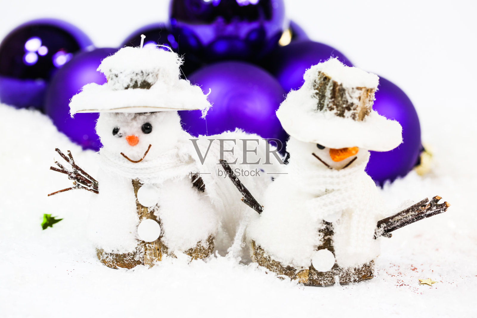 有雪人和雪人的圣诞舞会照片摄影图片