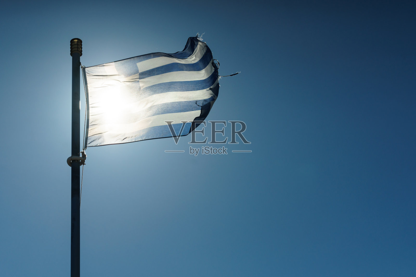 希腊国旗在风中飘扬。照片摄影图片