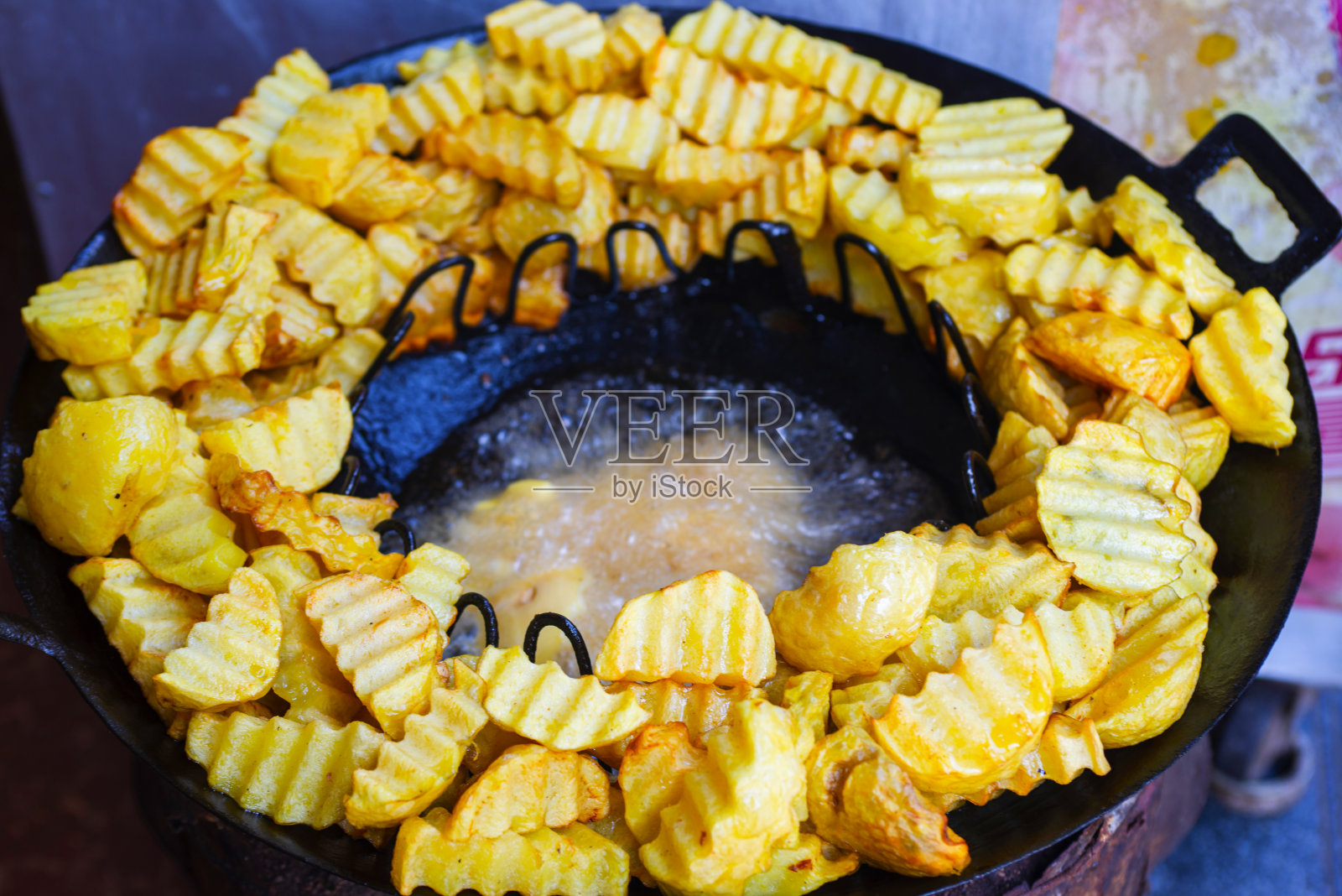 一锅油和炸土豆照片摄影图片