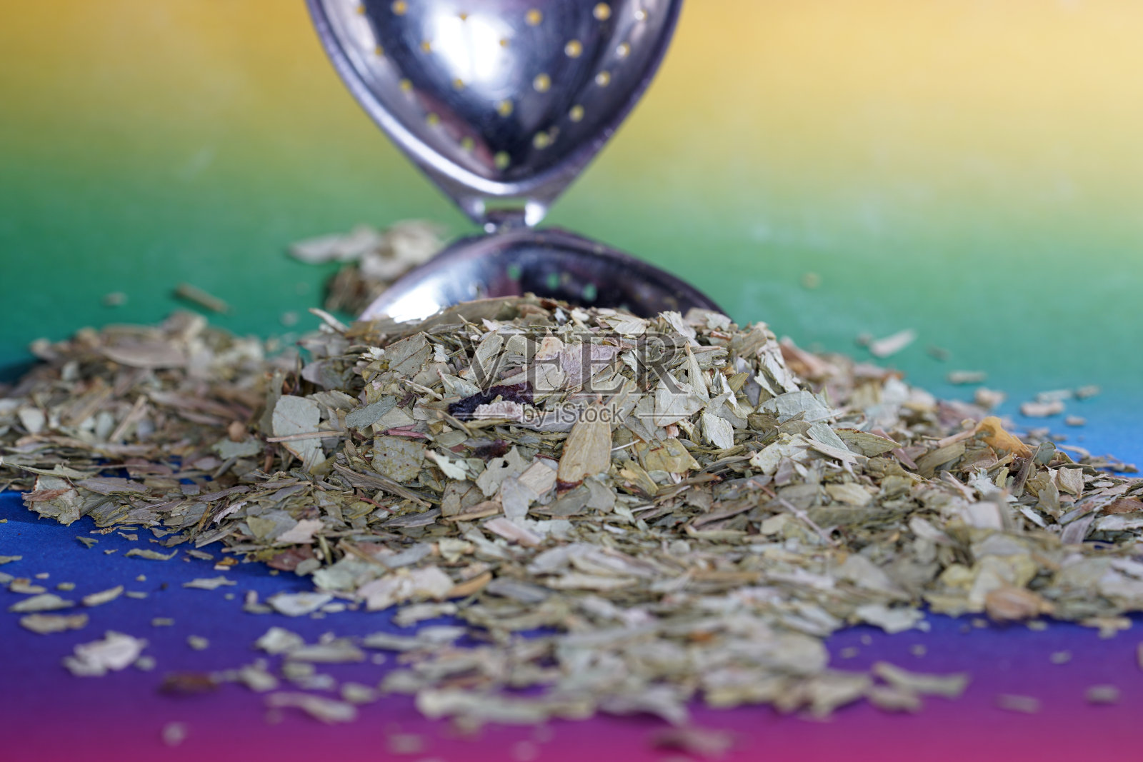 塞纳在摄影棚里用微距镜头拍摄茶叶照片摄影图片