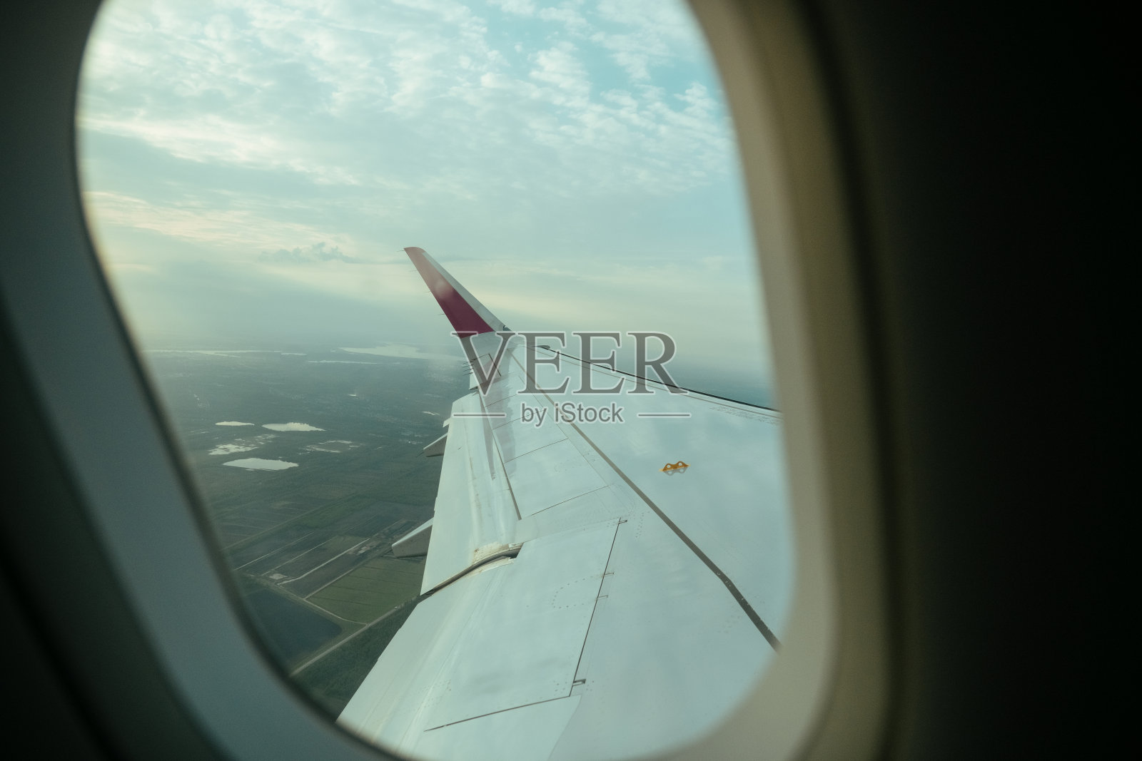 从飞机窗口可以看到飞机的机翼，天际线交通照片摄影图片