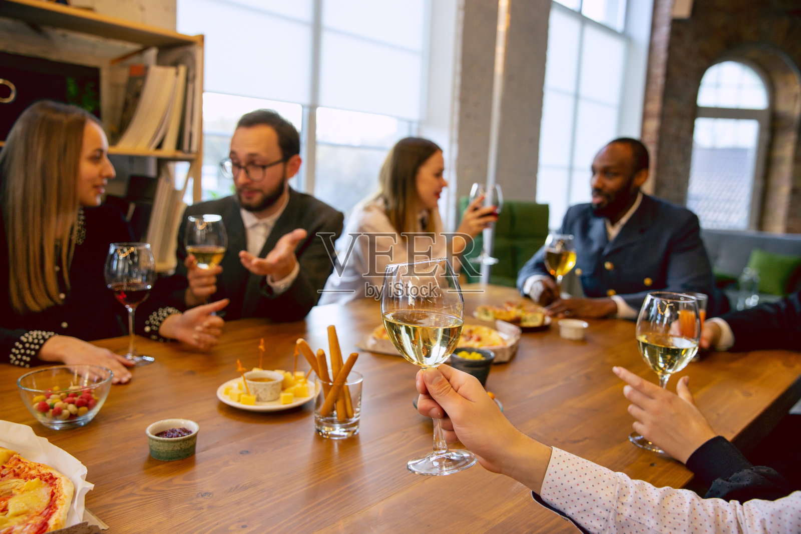 愉快的同事庆祝公司派对和公司活动照片摄影图片