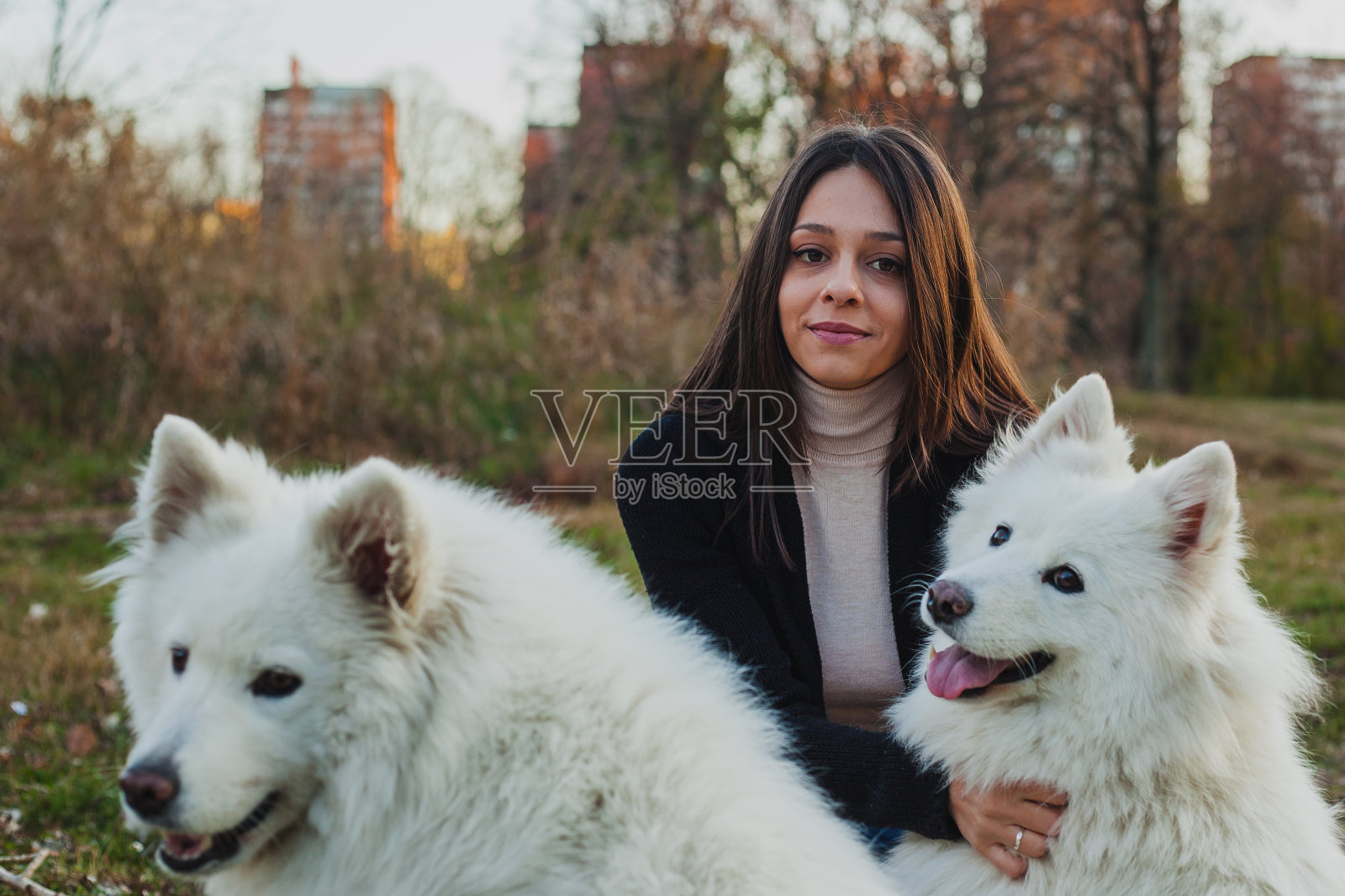 带着狗的女孩照片摄影图片