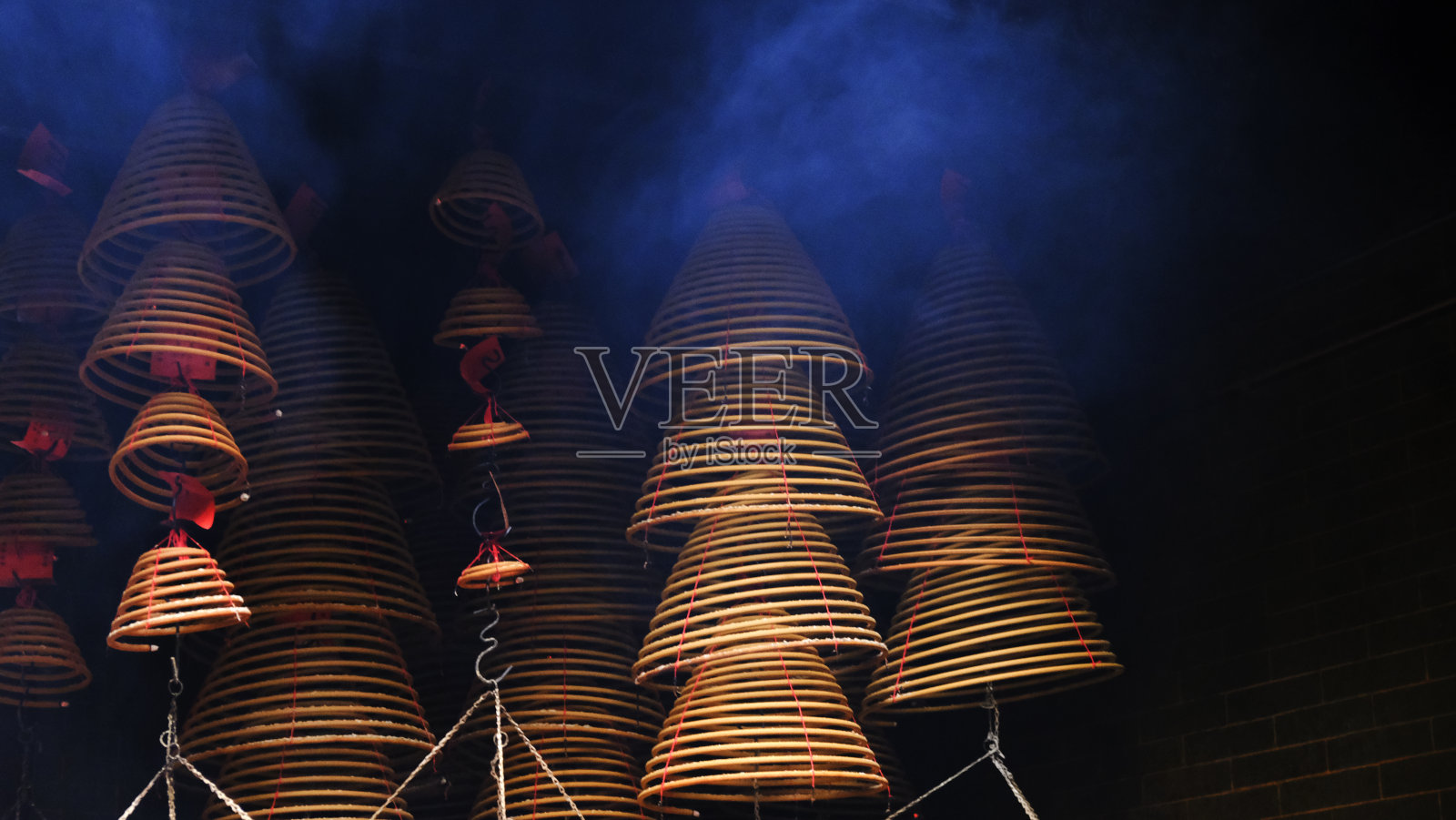 在佛教寺庙里烧香照片摄影图片