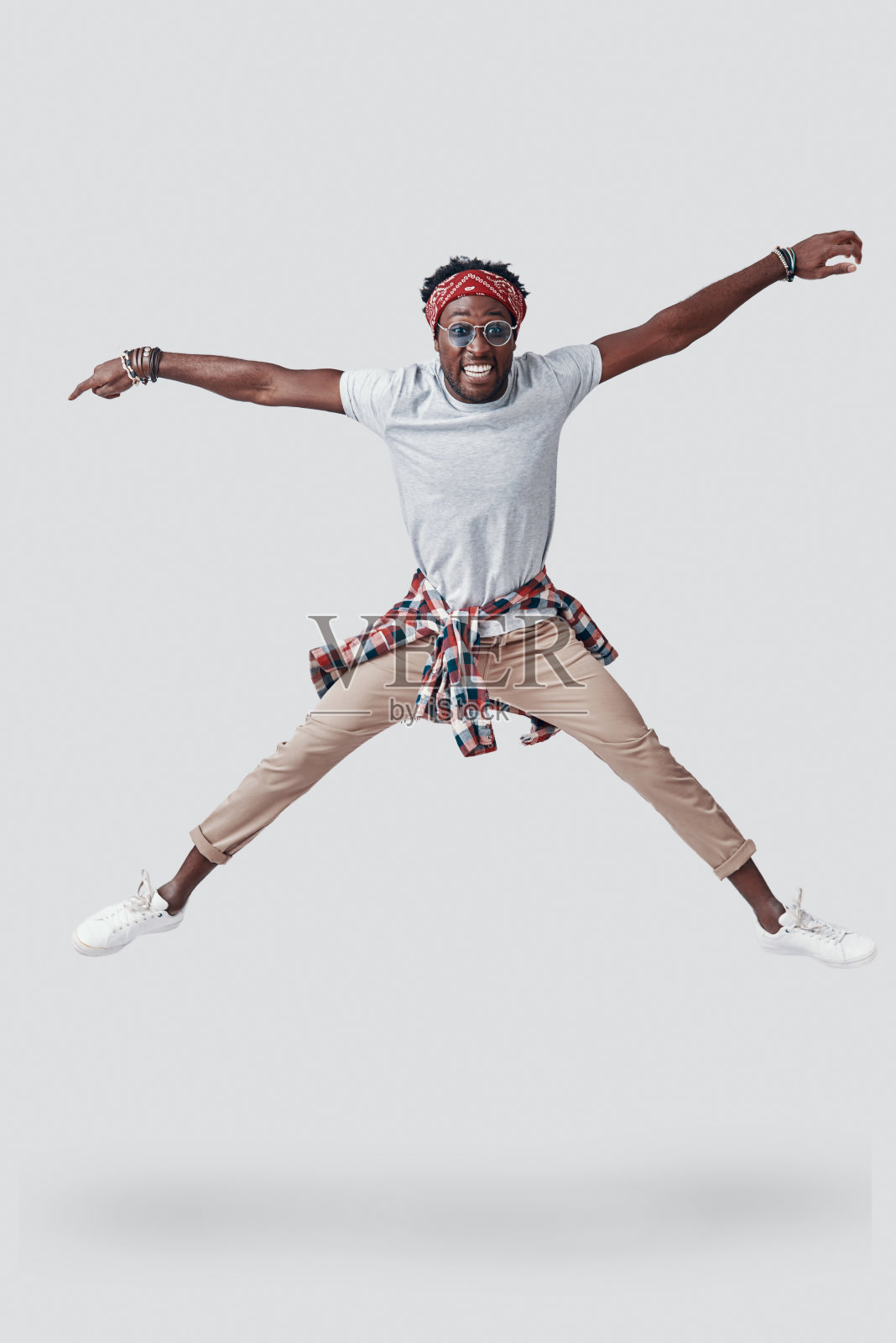 微笑并看着镜头的快乐年轻非洲男子全身像照片摄影图片