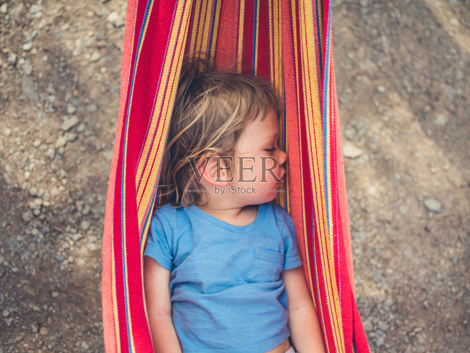 小女孩在吊床上放松照片摄影图片