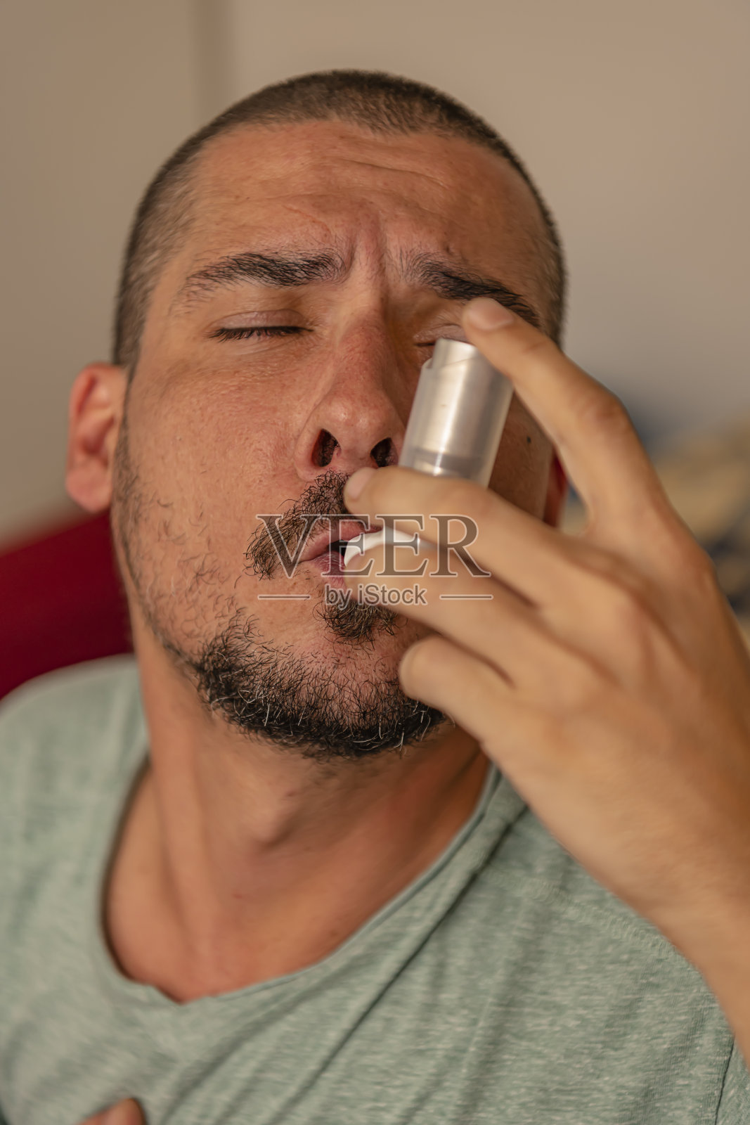 哮喘患者正在使用哮喘吸入器照片摄影图片