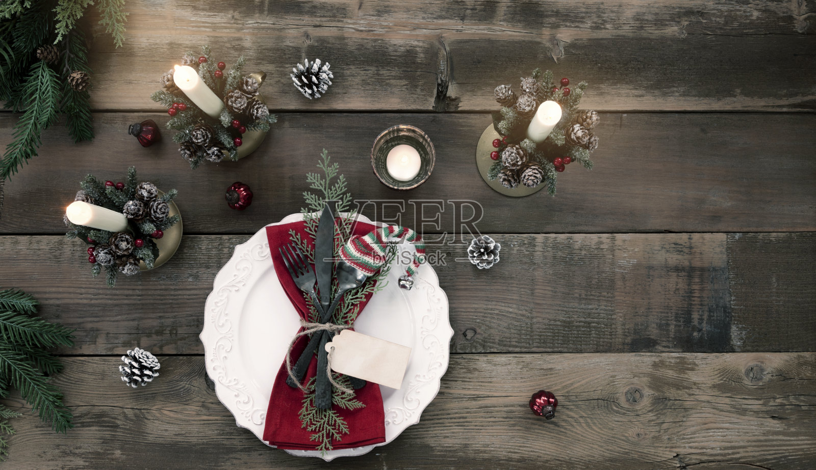 在旧木头背景上的假日圣诞餐盘照片摄影图片