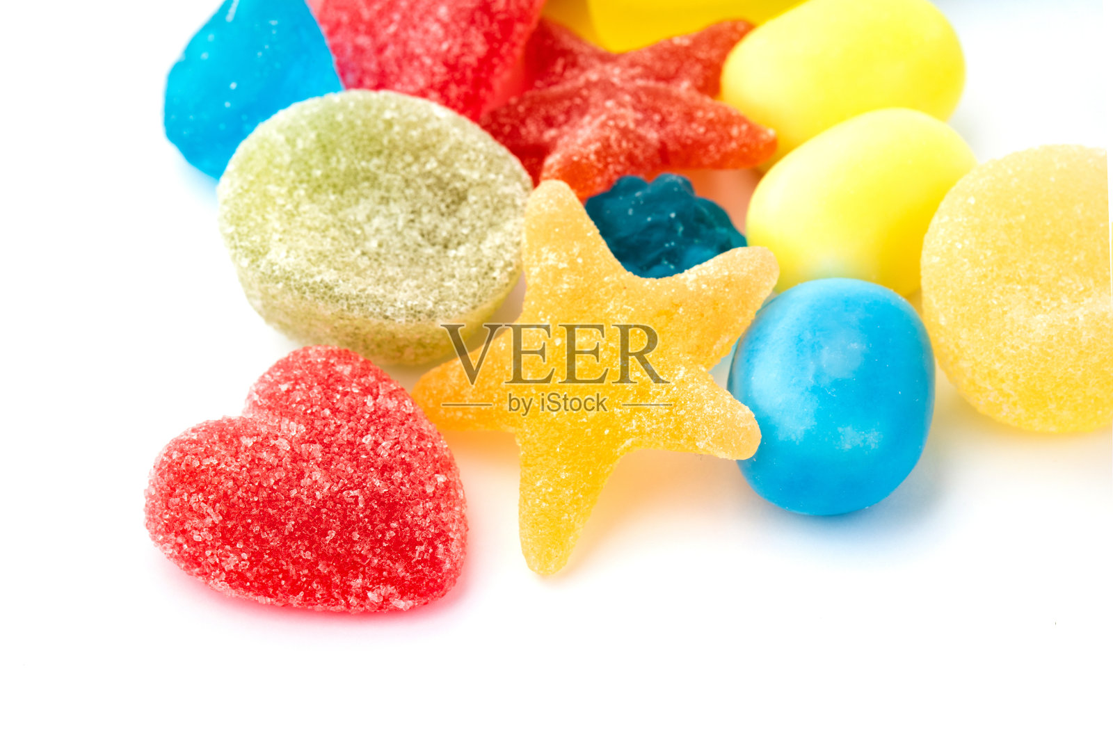 白色背景上的彩色糖果照片摄影图片