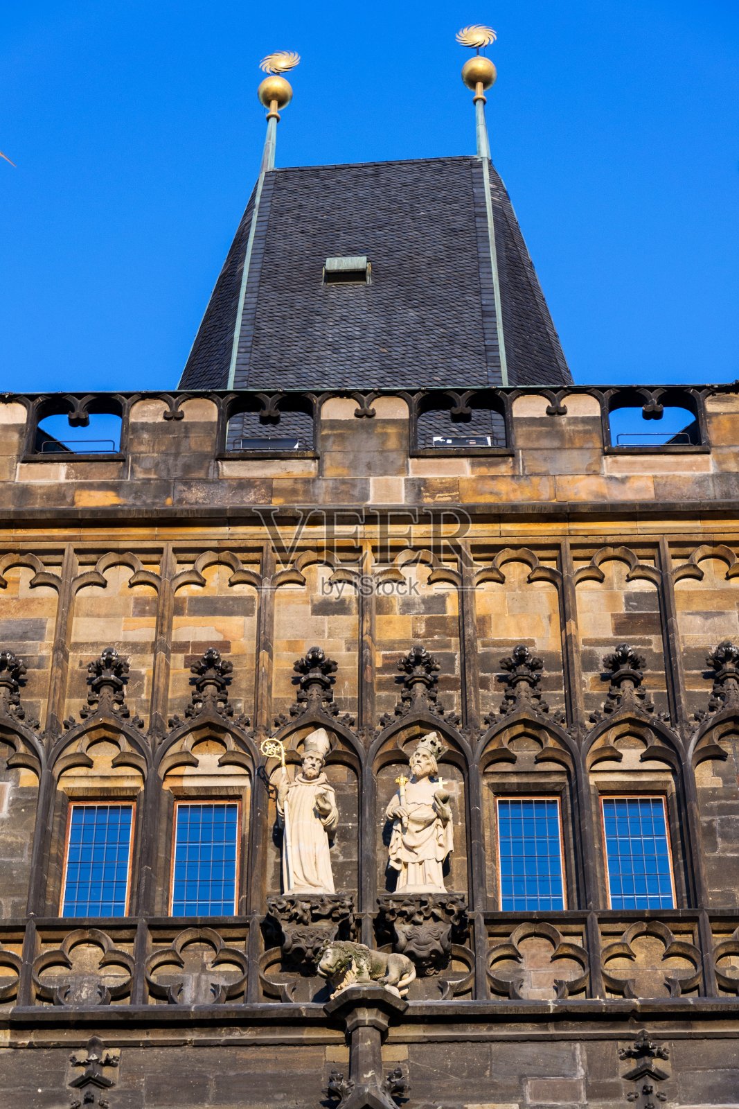 在捷克共和国布拉格，阳光明媚的夏日早晨，守卫查理大桥尽头的老城桥塔上的萨扎瓦的圣普罗科匹厄斯和勃艮第的圣西吉斯蒙德雕塑照片摄影图片