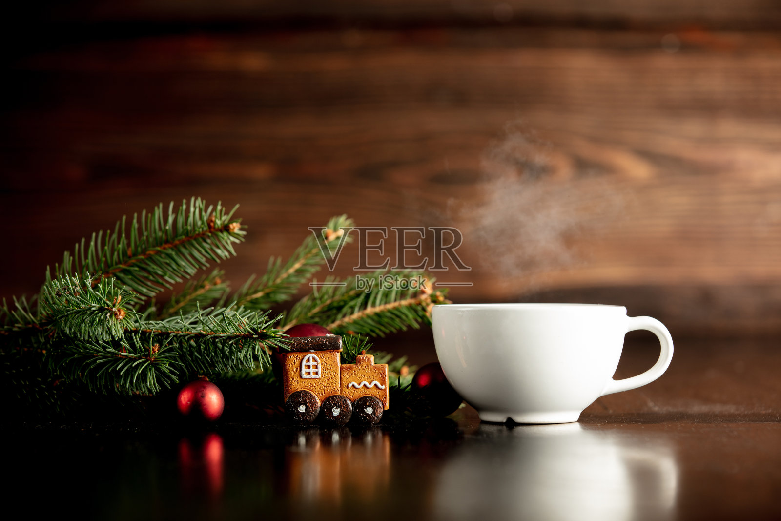 桌上放着一杯咖啡和姜饼饼干照片摄影图片