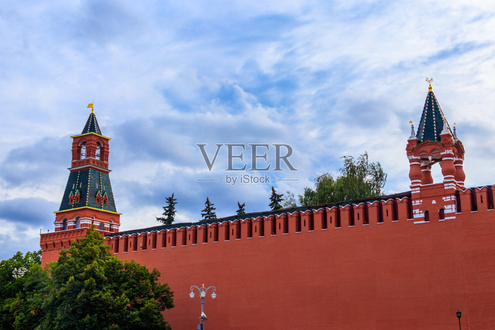 位于俄罗斯莫斯科市中心的莫斯科克里姆林宫塔和克里姆林宫墙照片摄影图片