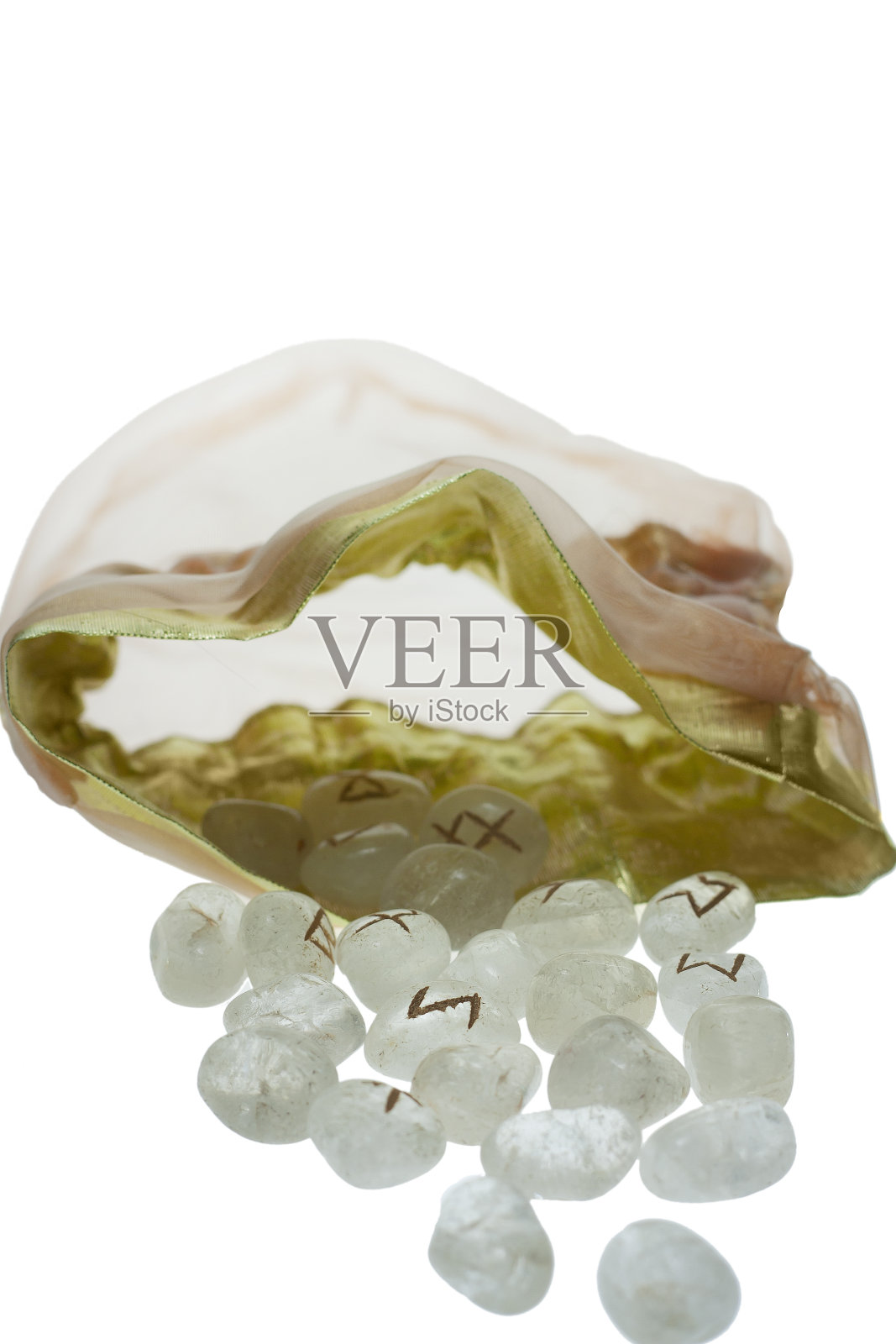 Qvartz符文与袋孤立在一个白色的背景照片摄影图片