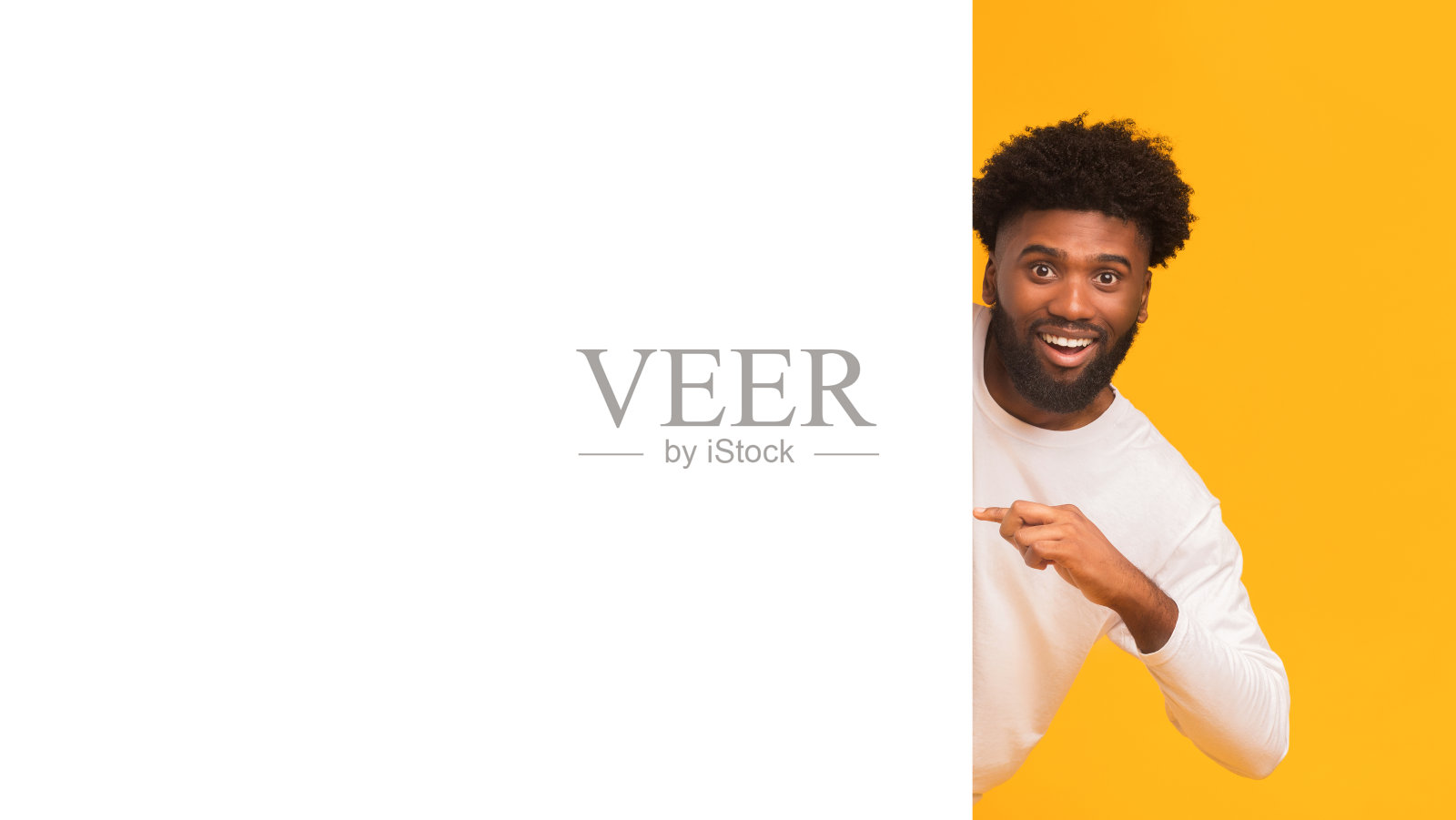 兴高采烈的黑人指着空白的大白板照片摄影图片