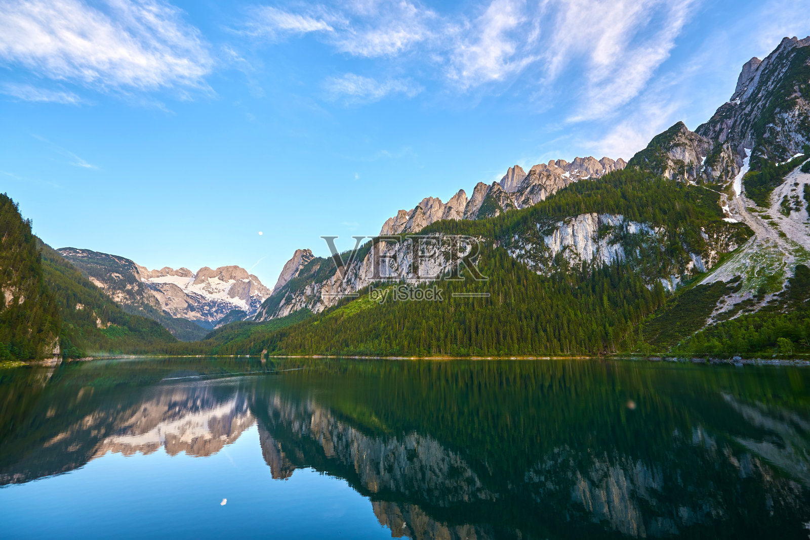 Gosau湖上美丽的日出。奥地利阿尔卑斯山，萨尔茨堡地区。照片摄影图片