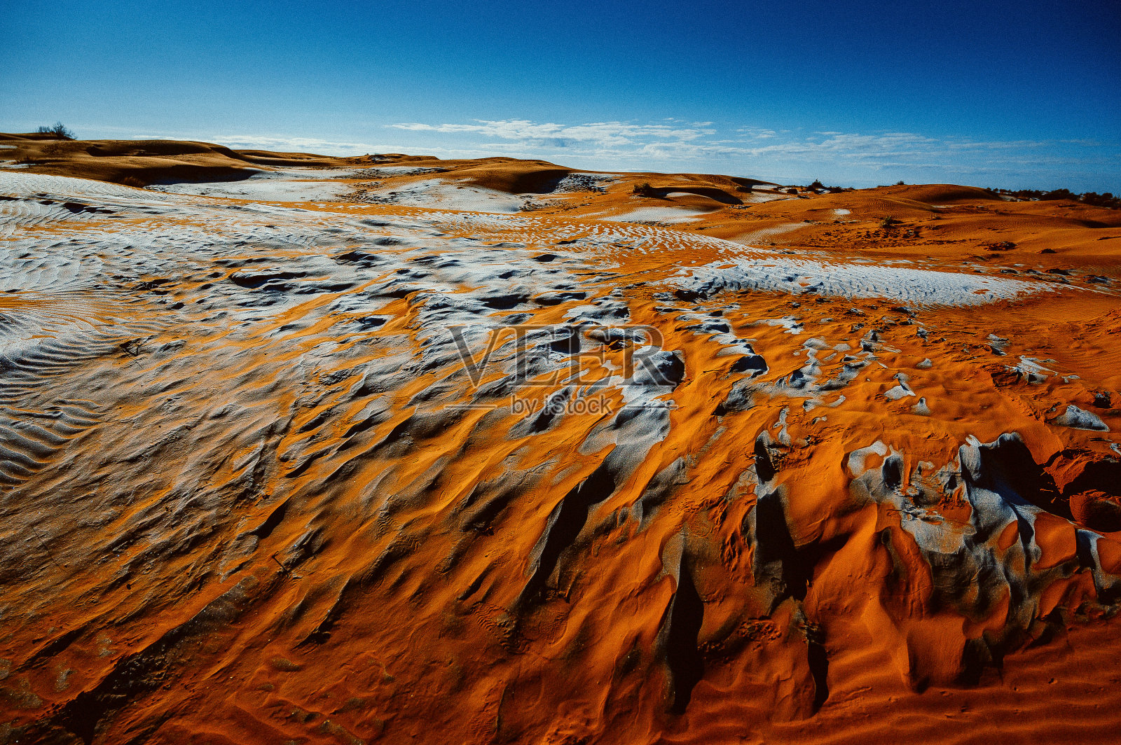 冬季有红沙和白霜的沙漠照片摄影图片