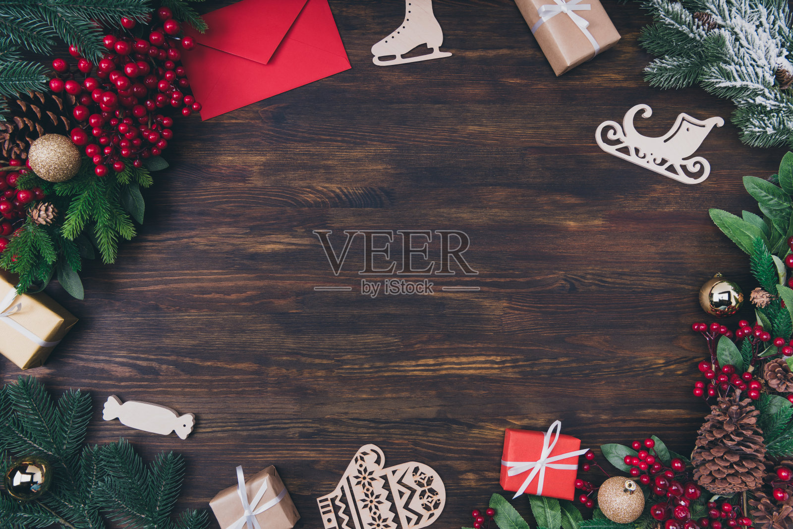 上面的高角度的圣诞冬季销售的照片常绿松树松果装饰礼物盒子球木制金箔躺在棕色的空白空白的空间照片摄影图片