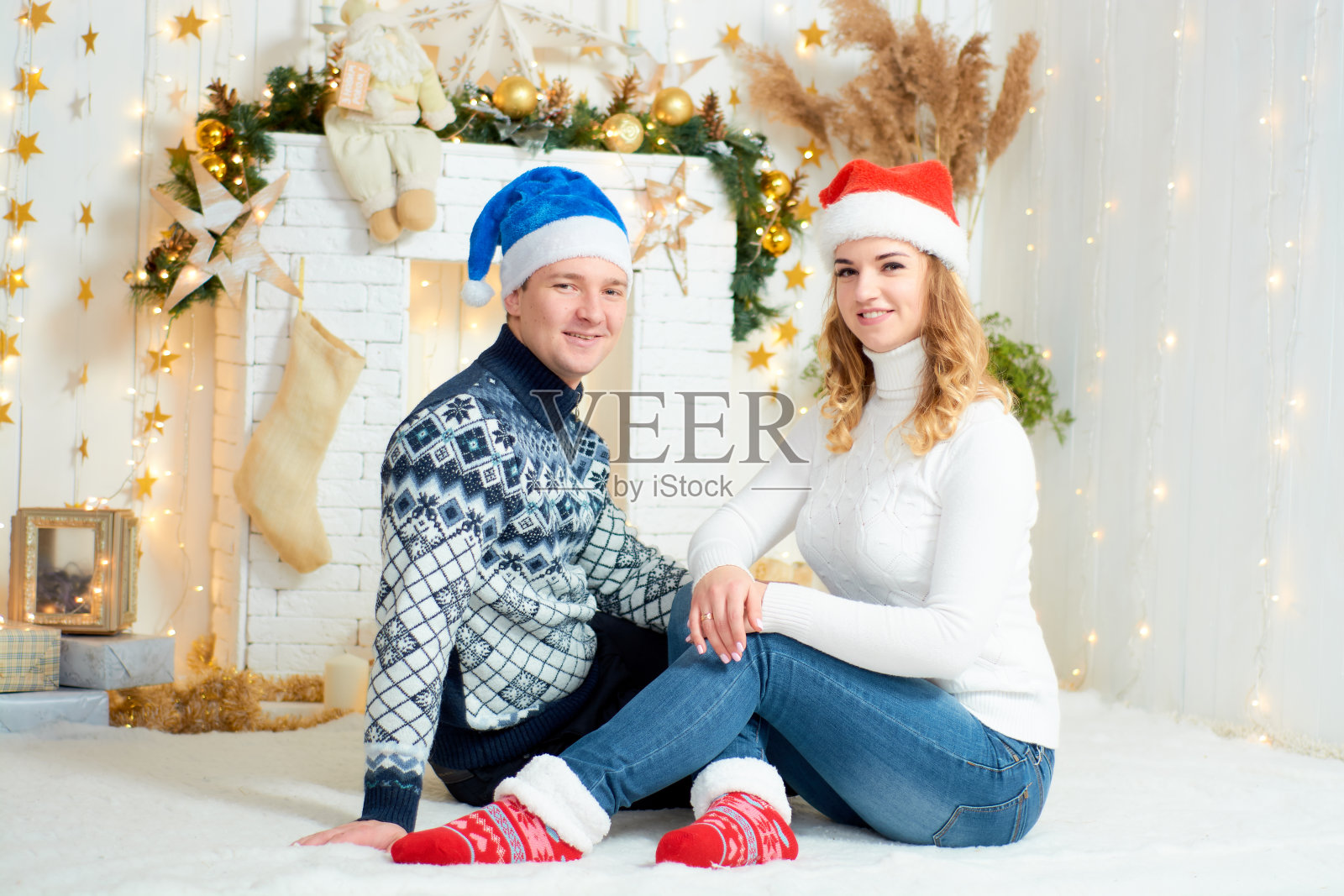 在圣诞背景下玩耍的年轻情侣照片摄影图片