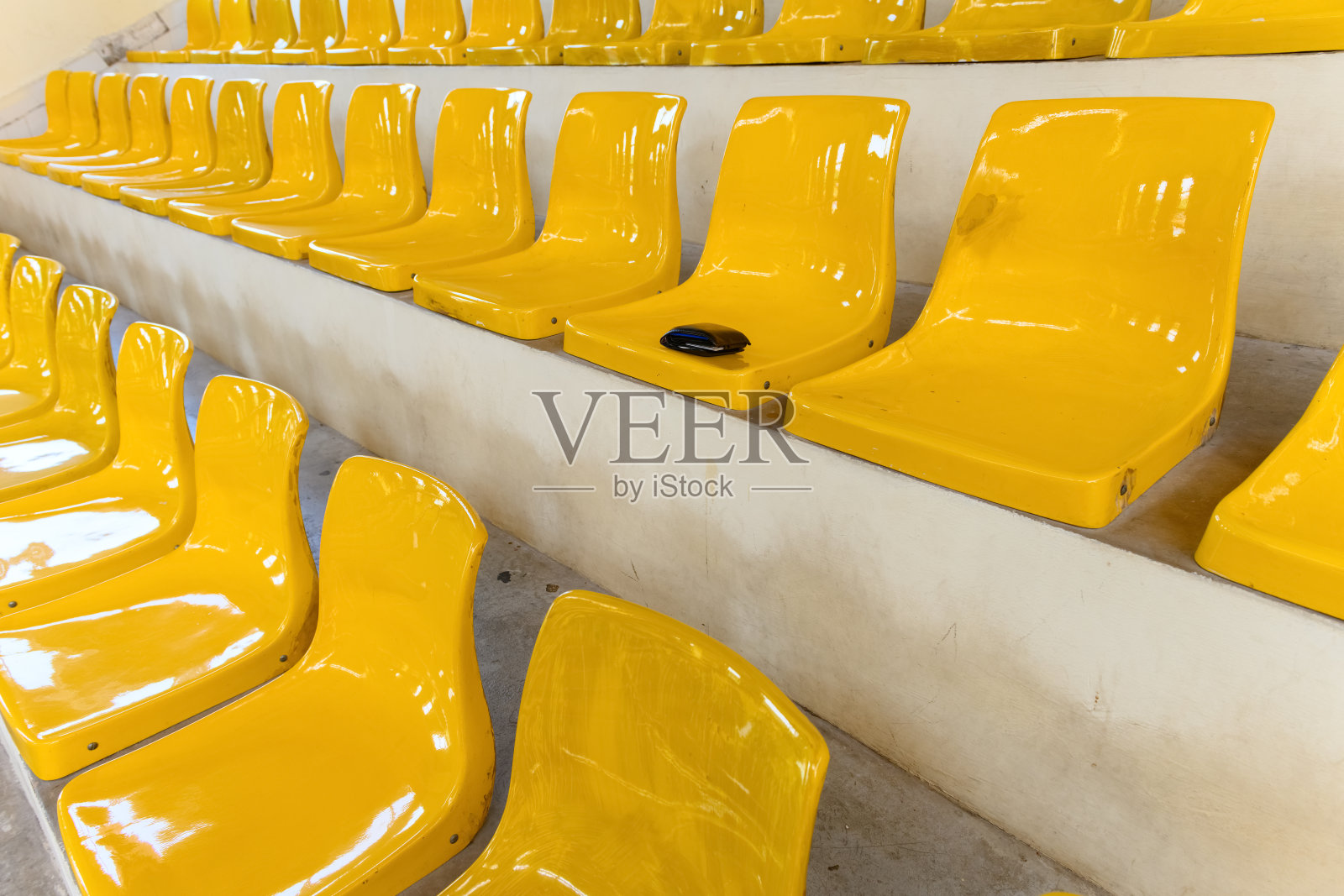 钱包丢在体育场座位上了照片摄影图片