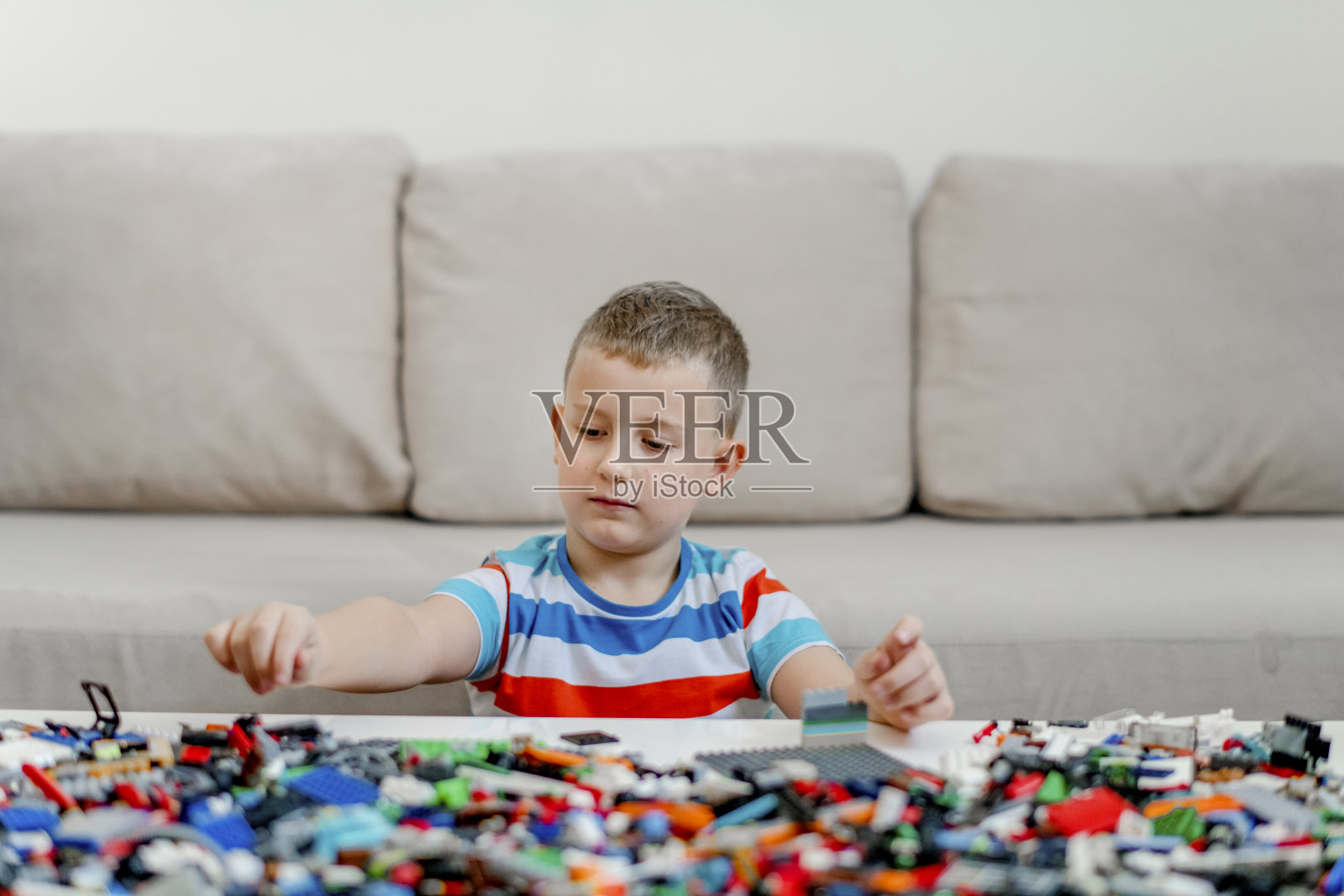 玩积木的可爱男孩照片摄影图片